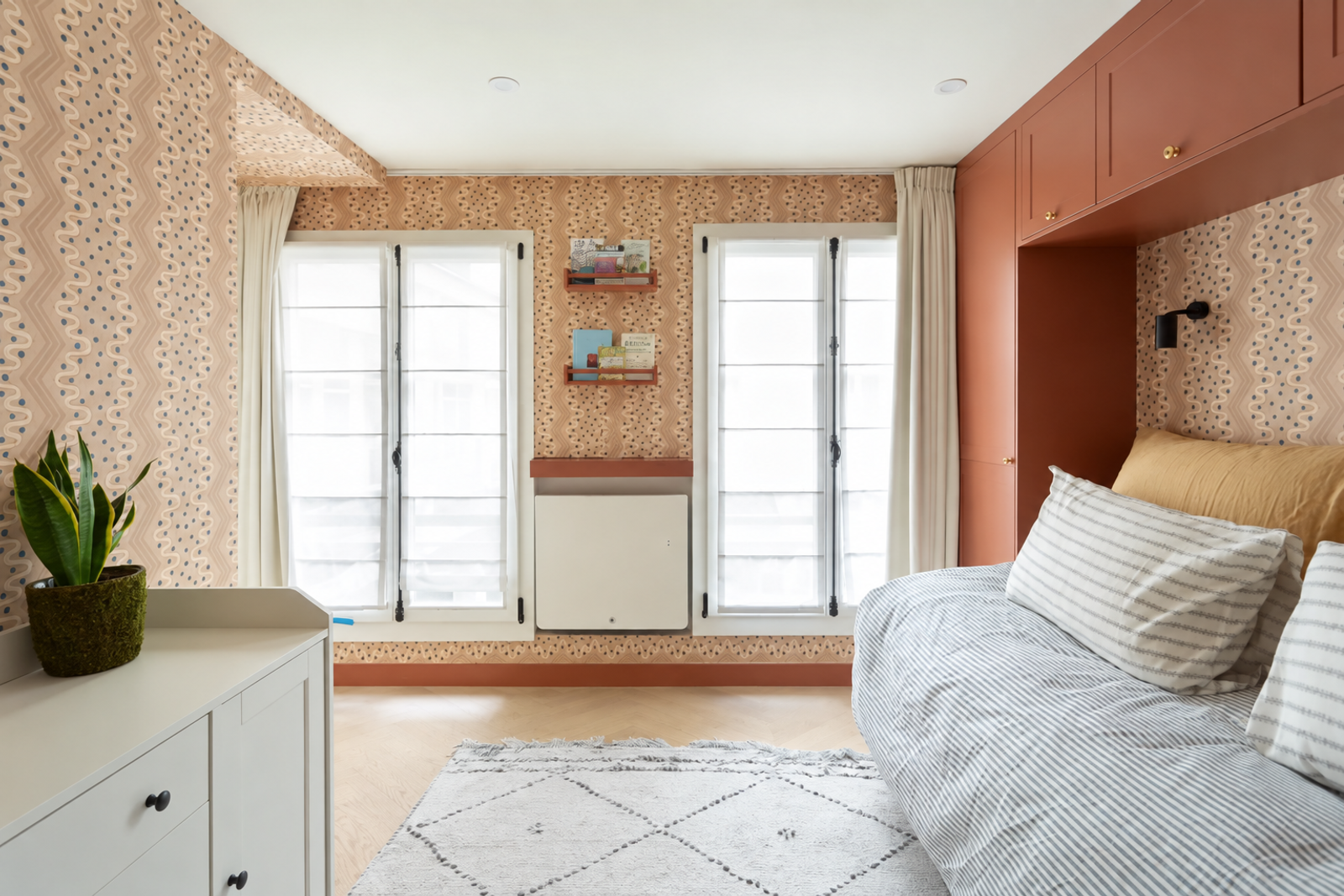 Chambre avec papier peint à motifs et rangements