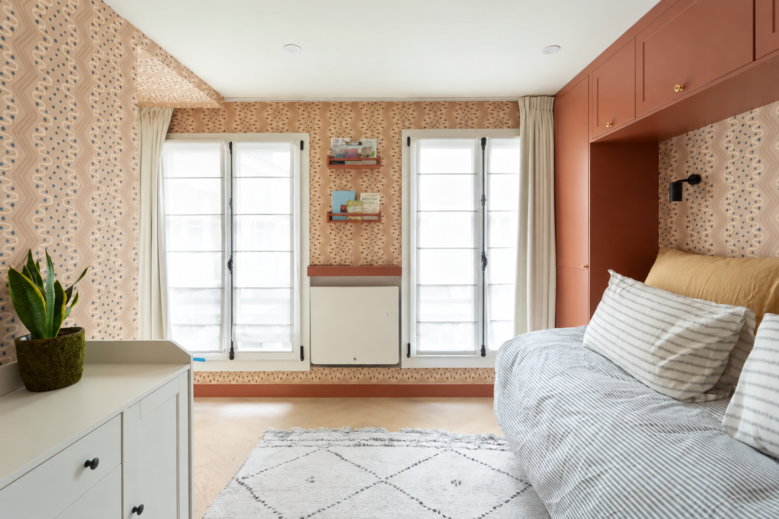 Chambre avec papier peint à motifs et rangements