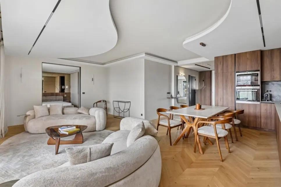 Séjour avec coin repas et parquet