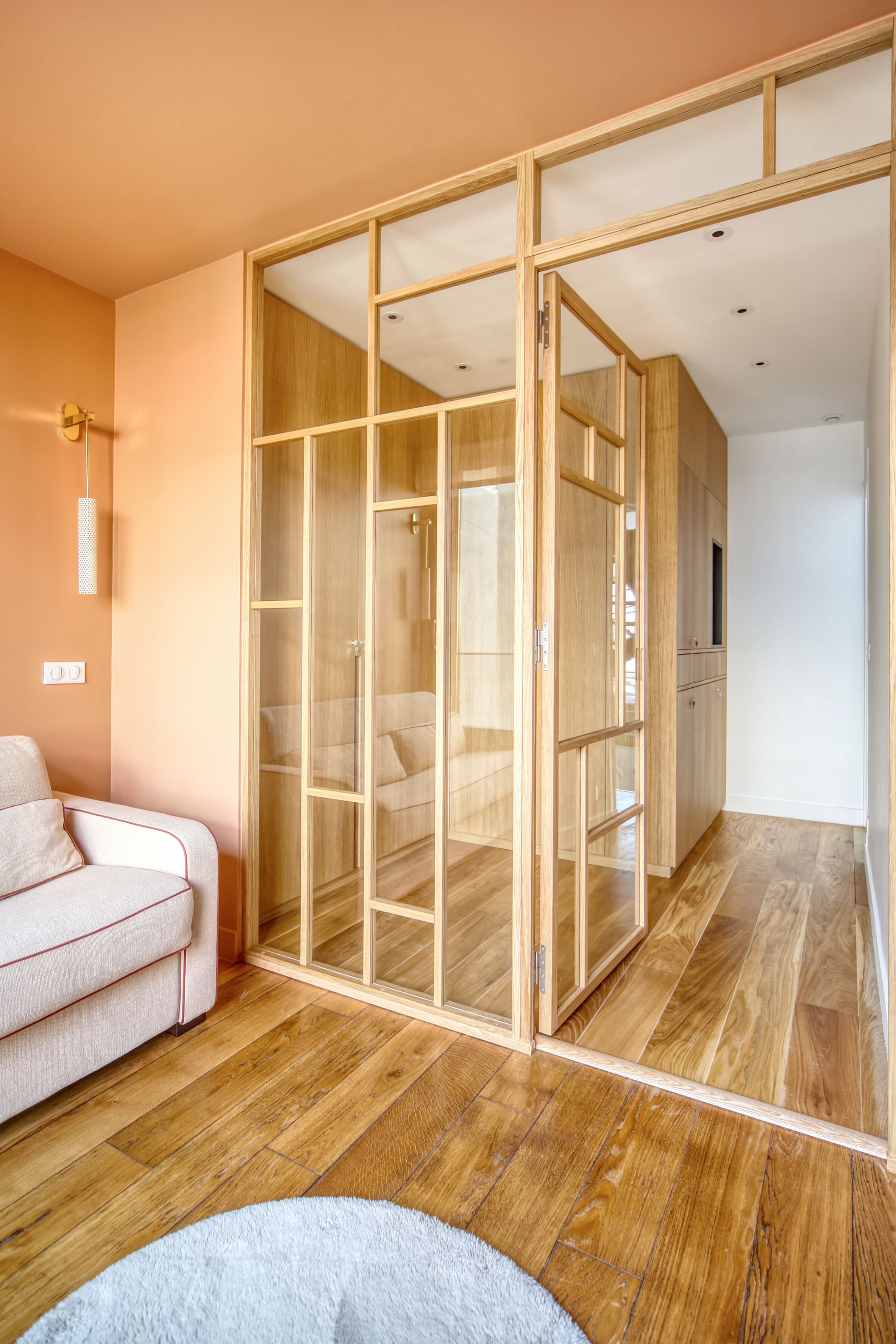 Villa d’architecte de 200 m² avec rooftop, piscine spa, salle de cinéma et jardin à Issy-les-Moulineaux près de Paris.