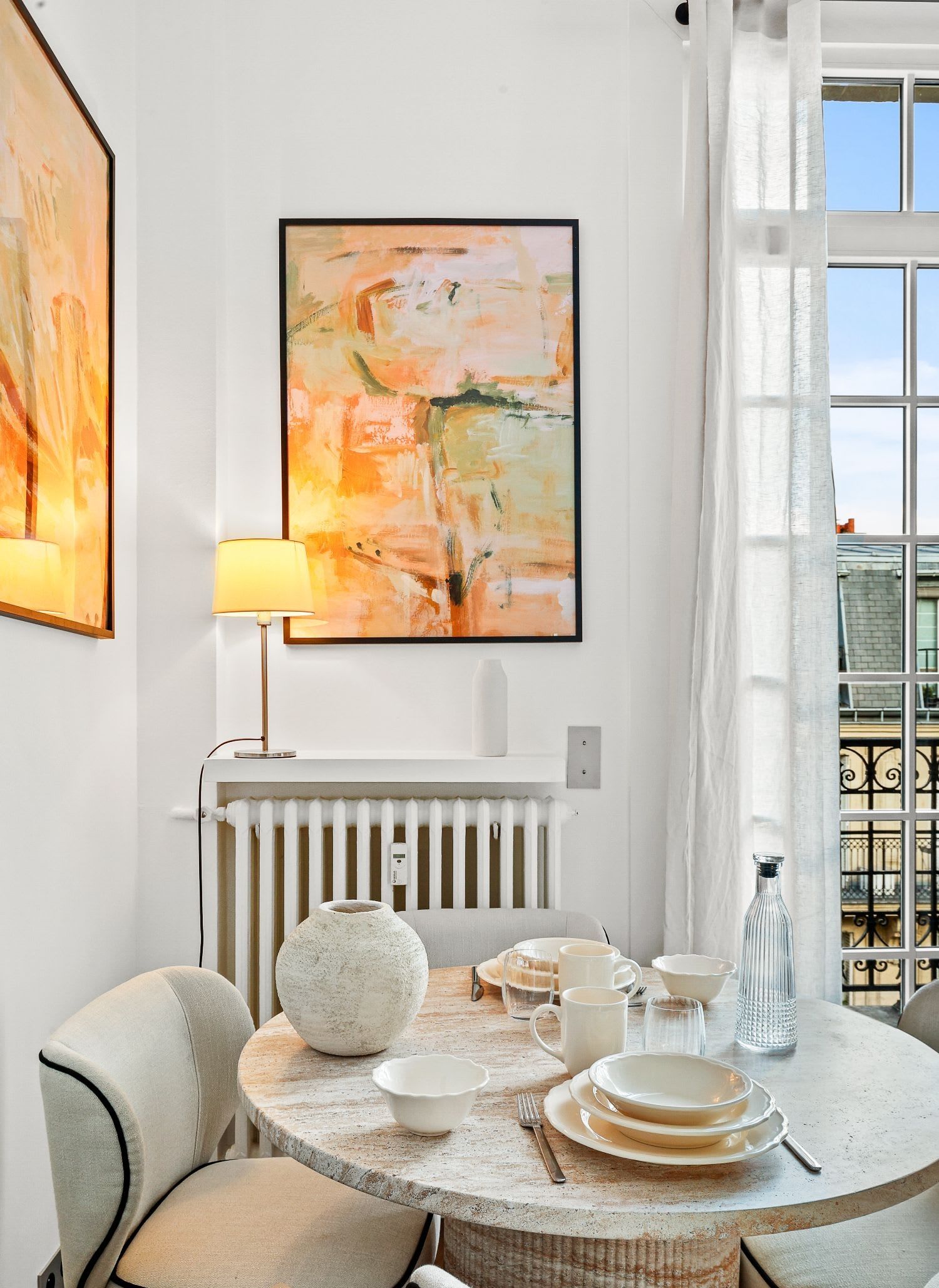 Duplex de luxe Paris 16e, séjour double hauteur avec balcon en fer forgé et vue Tour Eiffel, location meublée moyenne durée