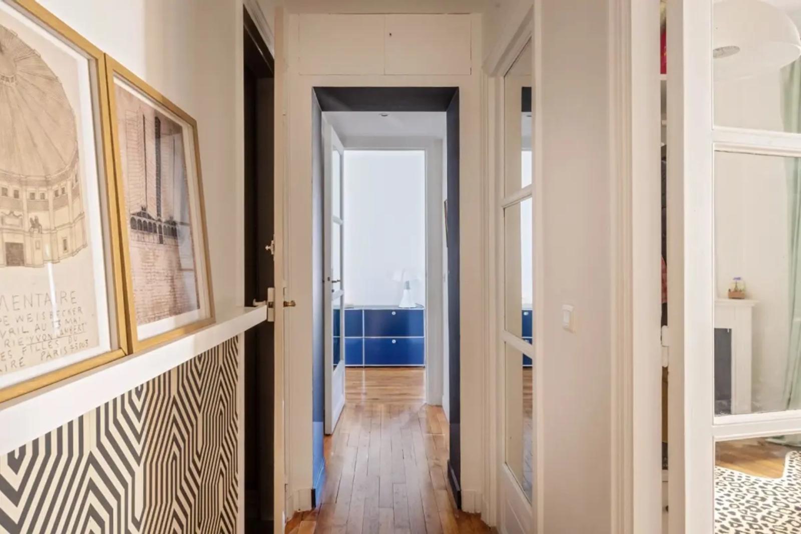 Couloir avec parquet dans un appartement parisien
