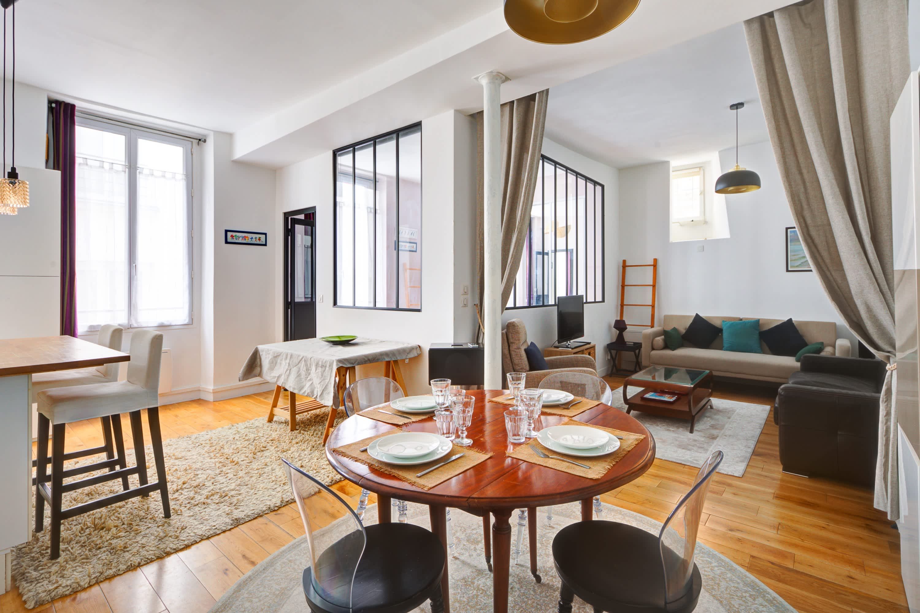 Dining corner with a round table and chairs