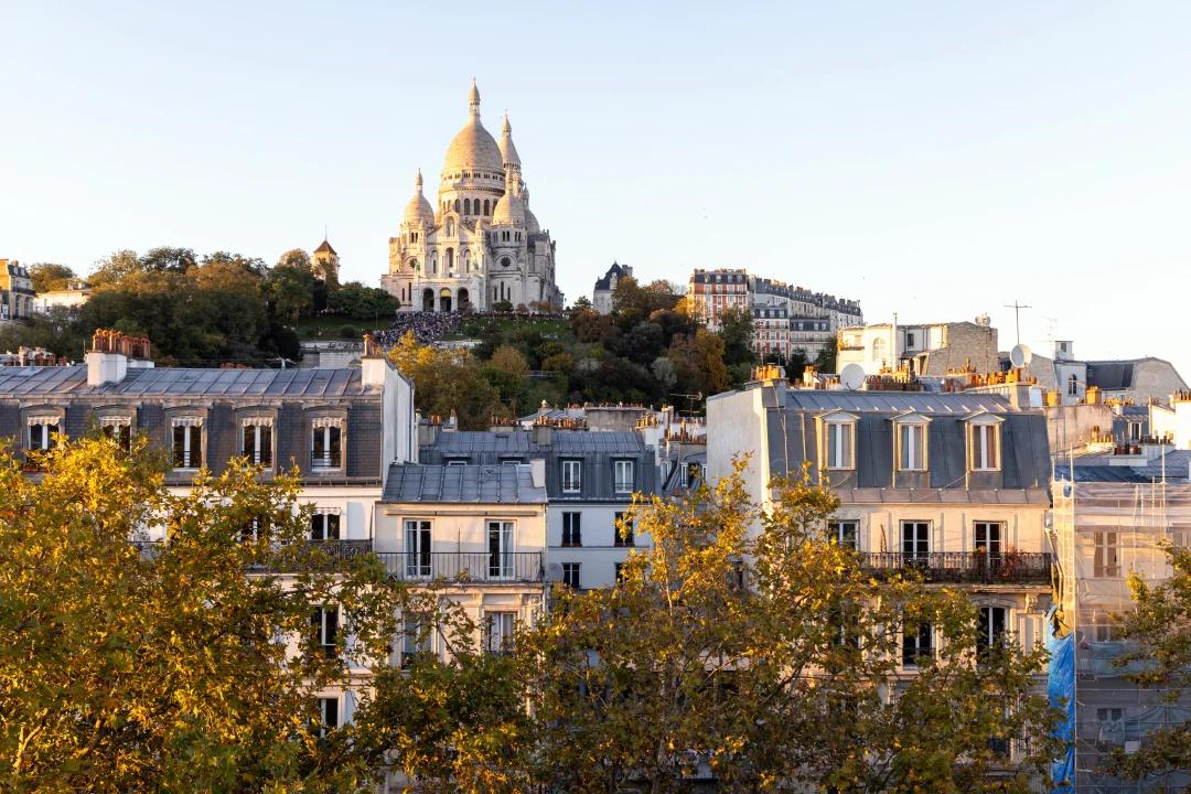 Famille expatriée s’installant à Paris avec des enfants
