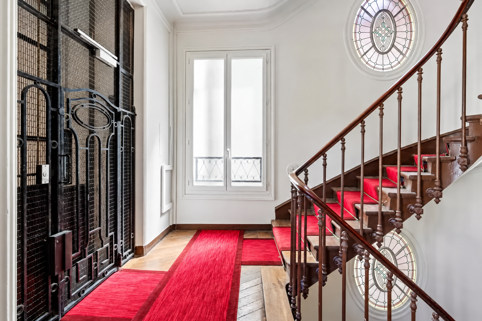 Escalier ancien avec ascenseur et vitraux