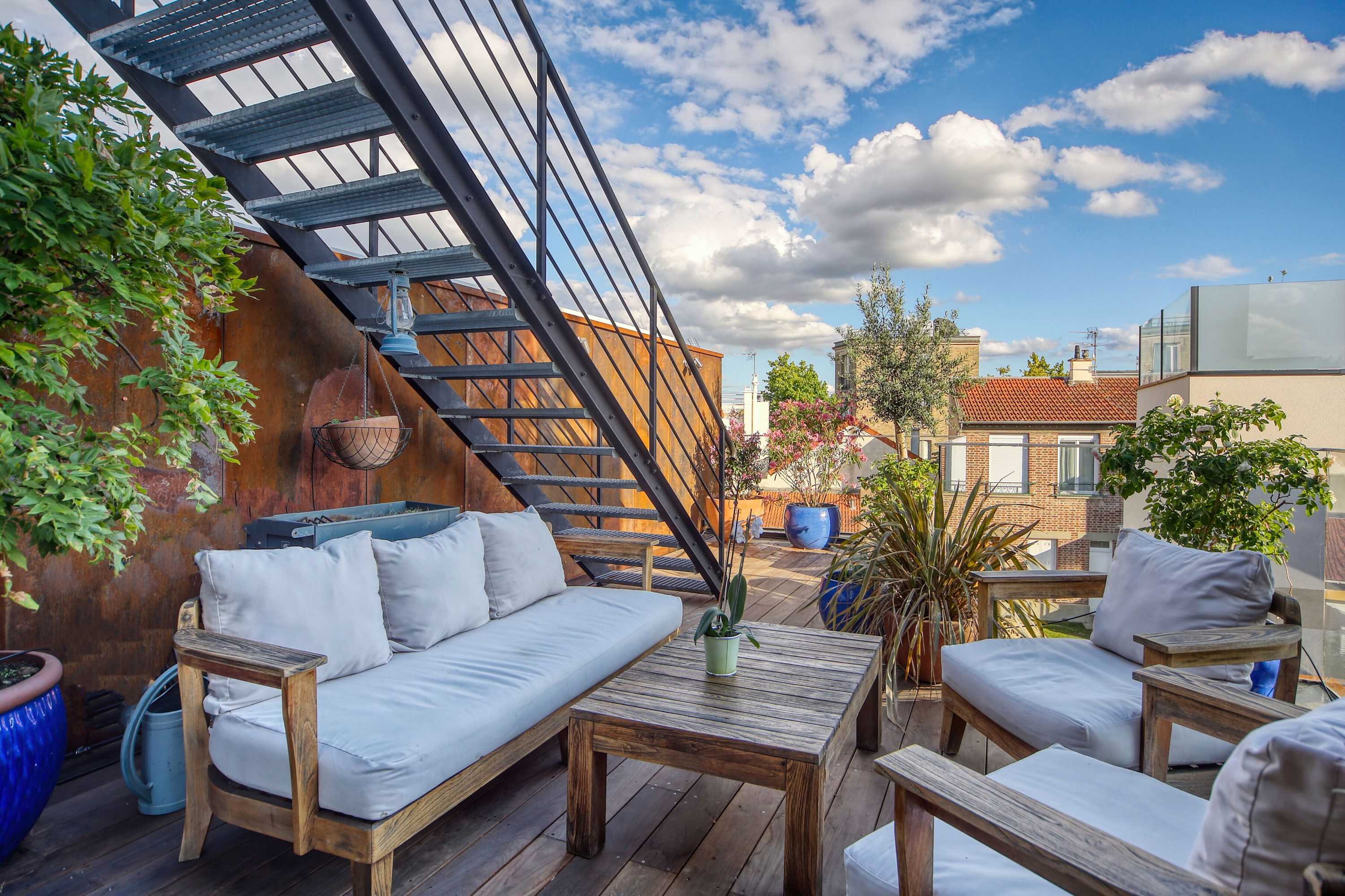 Terrasse amménagée pour profiter de vos soirées et de l'air