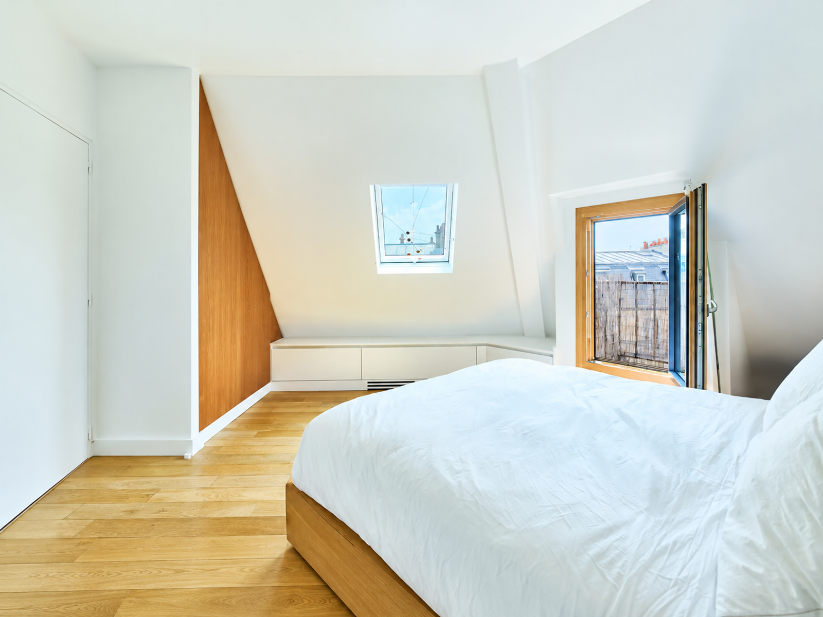 Chambre parentale lumineuse sous les toits à Paris