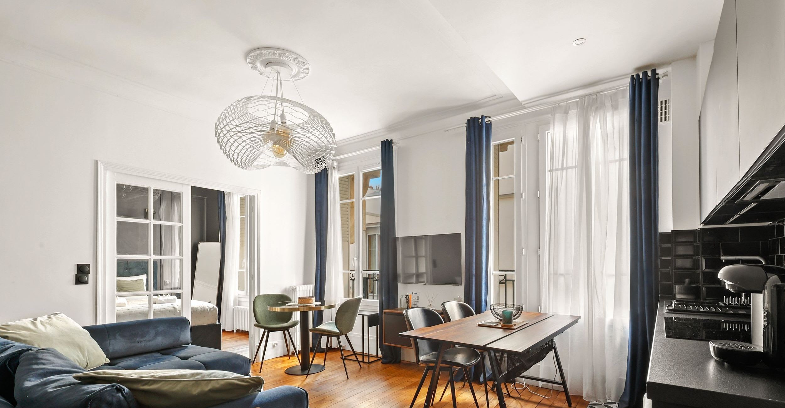Séjour d'un appartement meublé de 42 m² rue Boursault Paris 17e