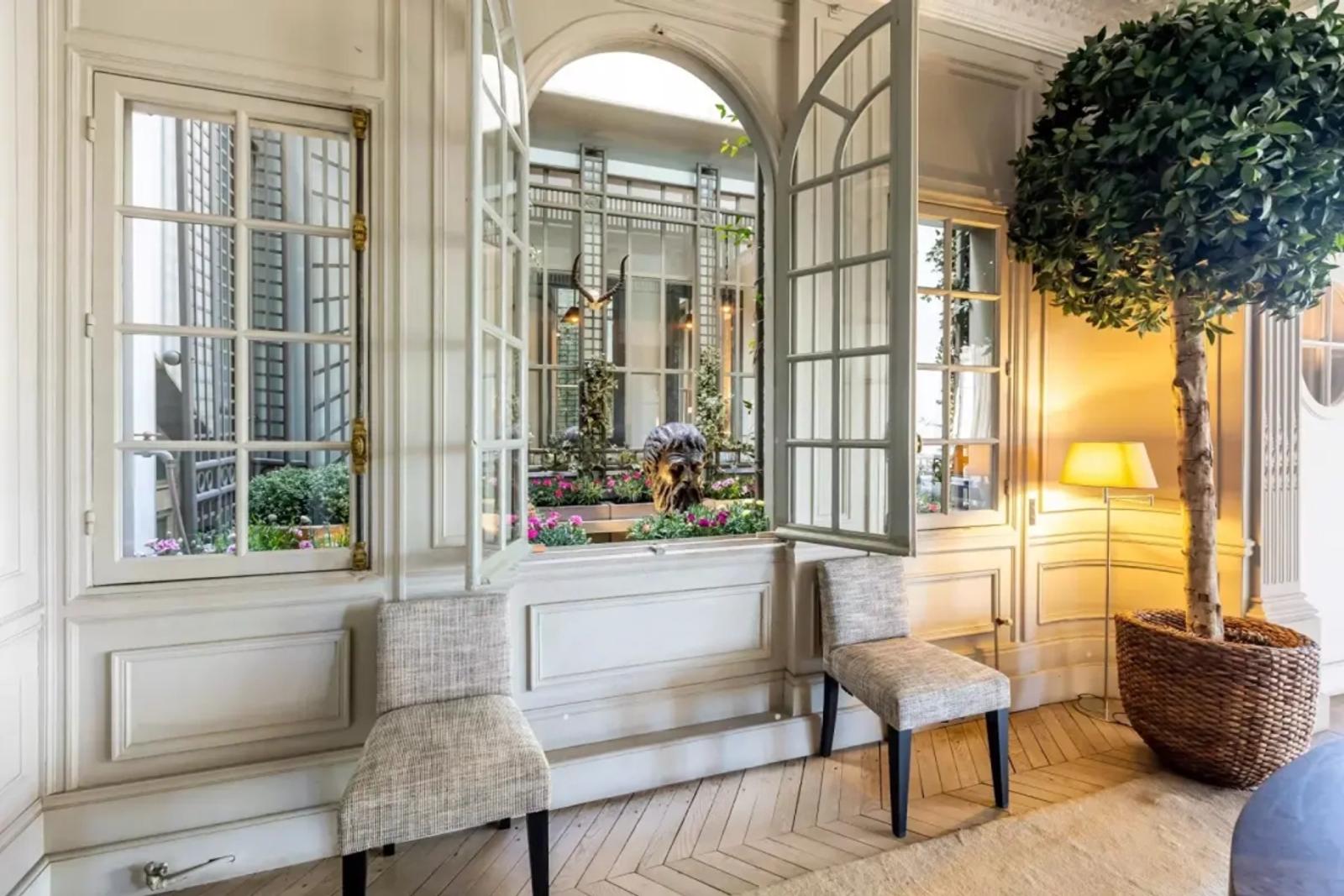 Salon lumineux avec vue sur un jardin paysager