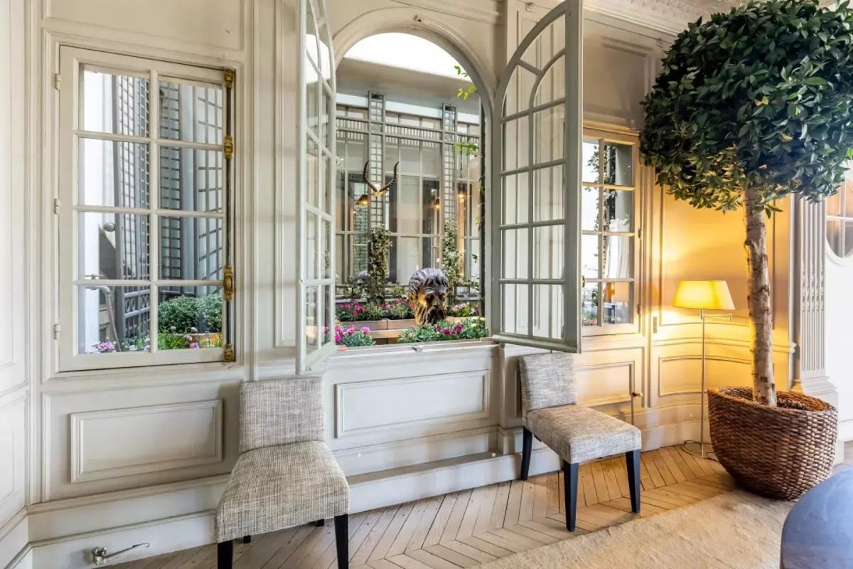 Salon lumineux avec vue sur un jardin paysager