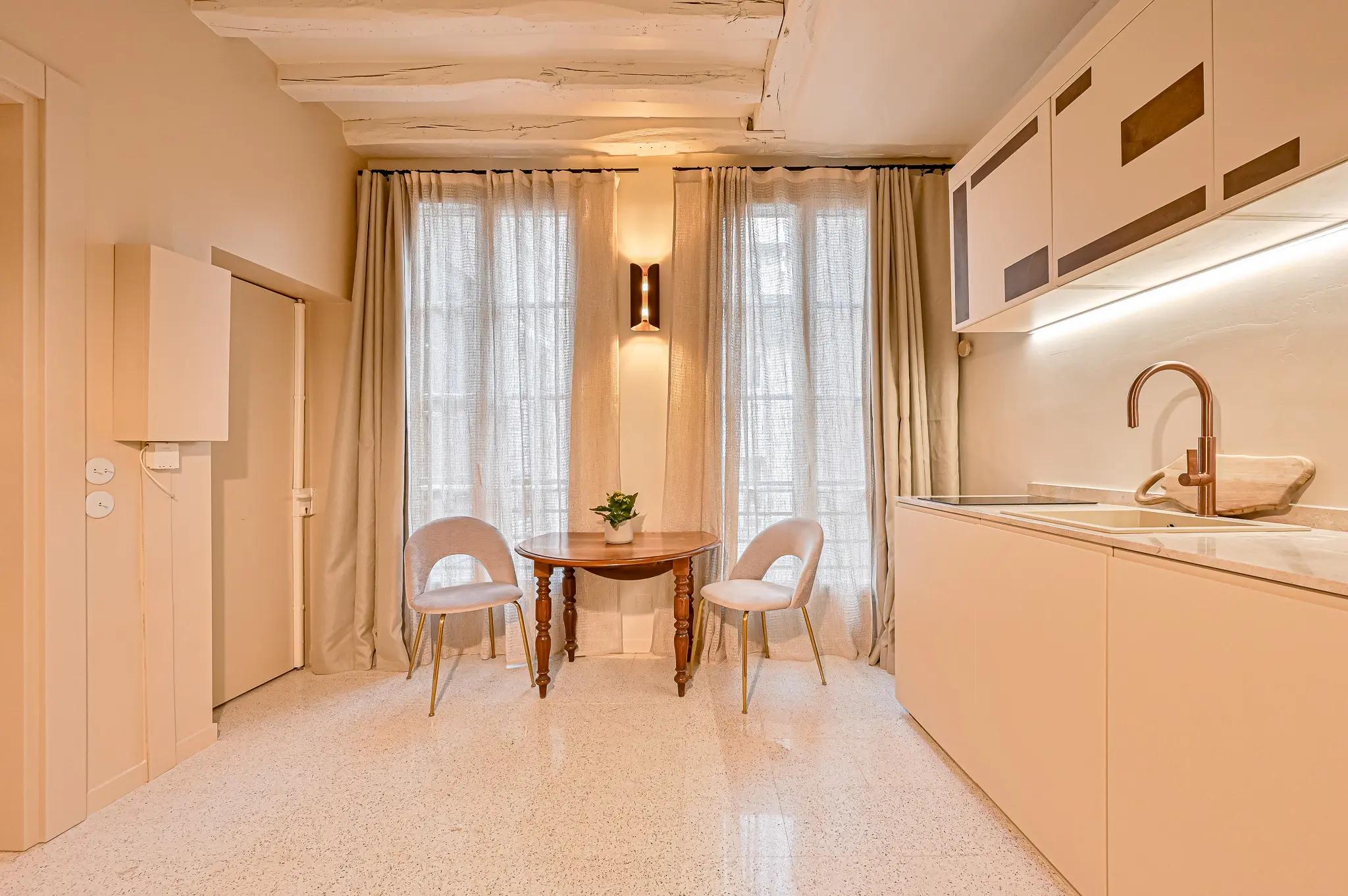 Coin repas près de la kitchenette intégrée