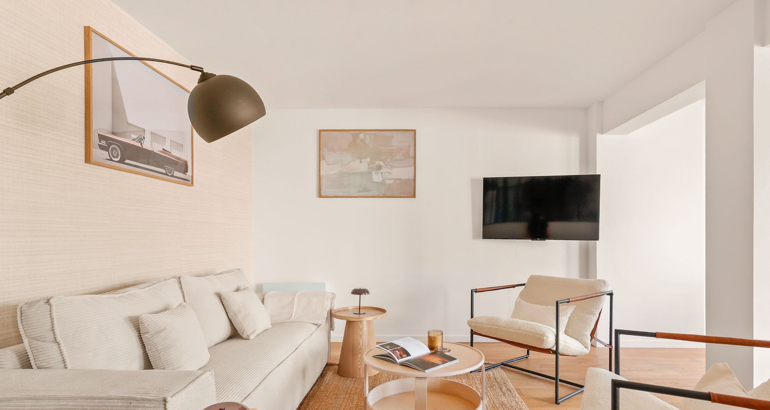 Séjour lumineux avec canapé en velours côtelé et table à manger dans un appartement deux chambres rénové rue Jean Bologne, Passy, Paris 16e