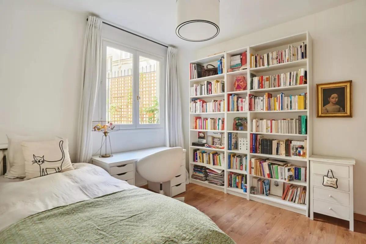 Chambre lumineuse avec bibliothèque et bureau