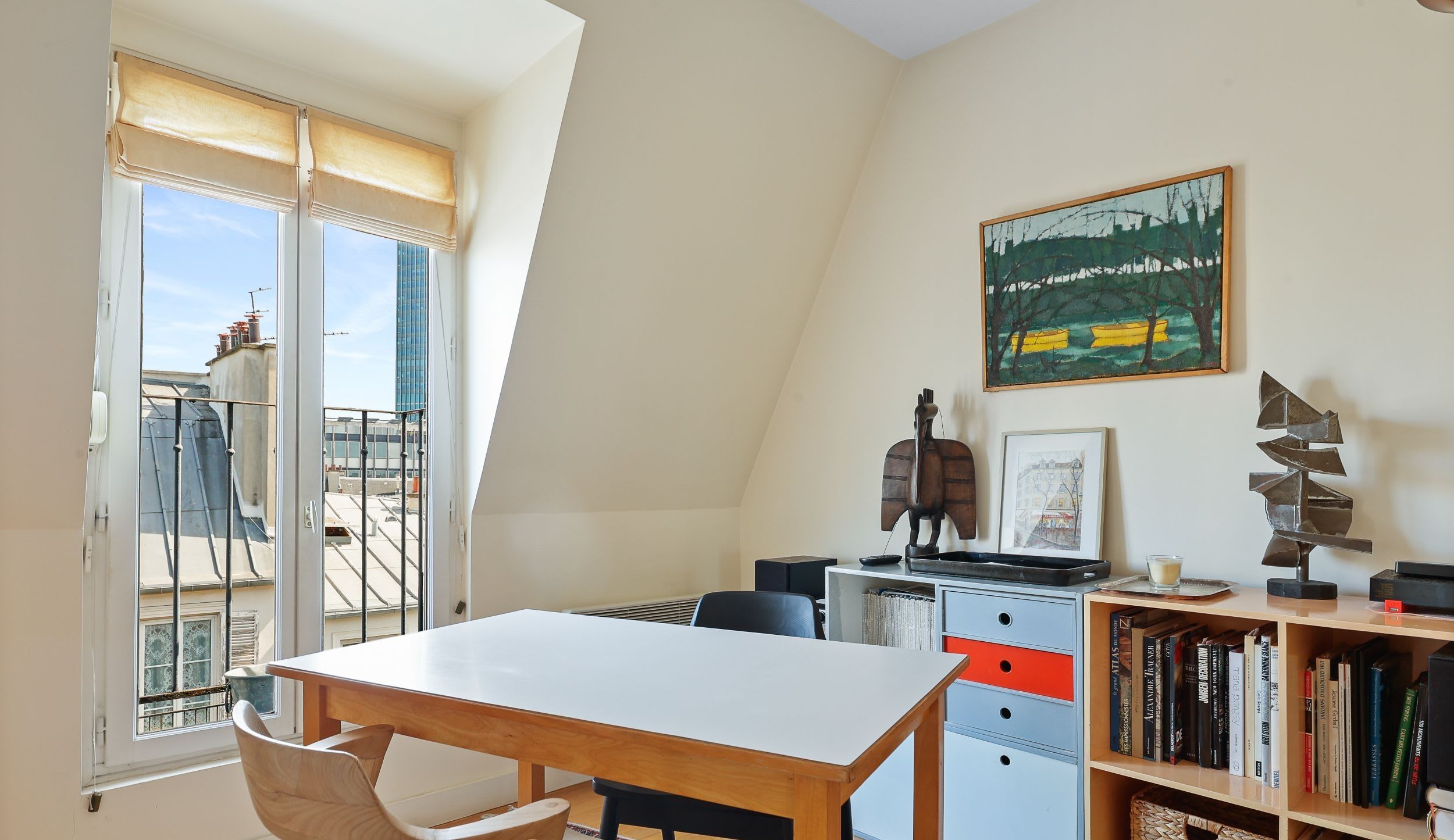 Un espace de travail calme et lumineux, parfait pour se concentrer ou se détendre.