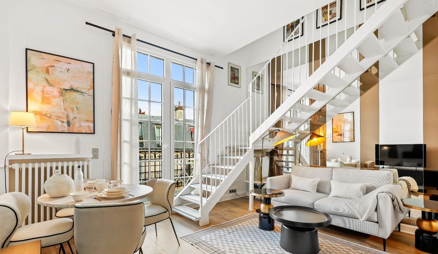 Duplex de luxe Paris 16e, séjour double hauteur avec balcon en fer forgé et vue Tour Eiffel, location meublée moyenne durée