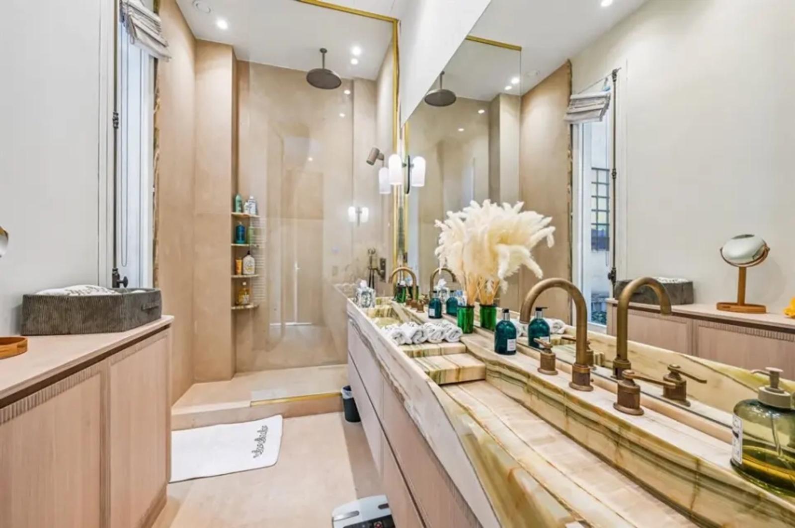 Salle d'eau de luxe avec vasque en marbre et douche