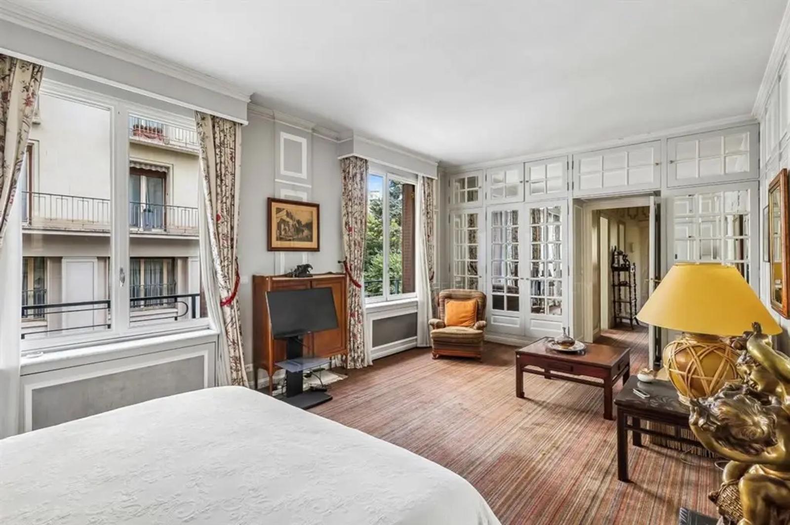 Coin salon de chambre avec placards à miroirs