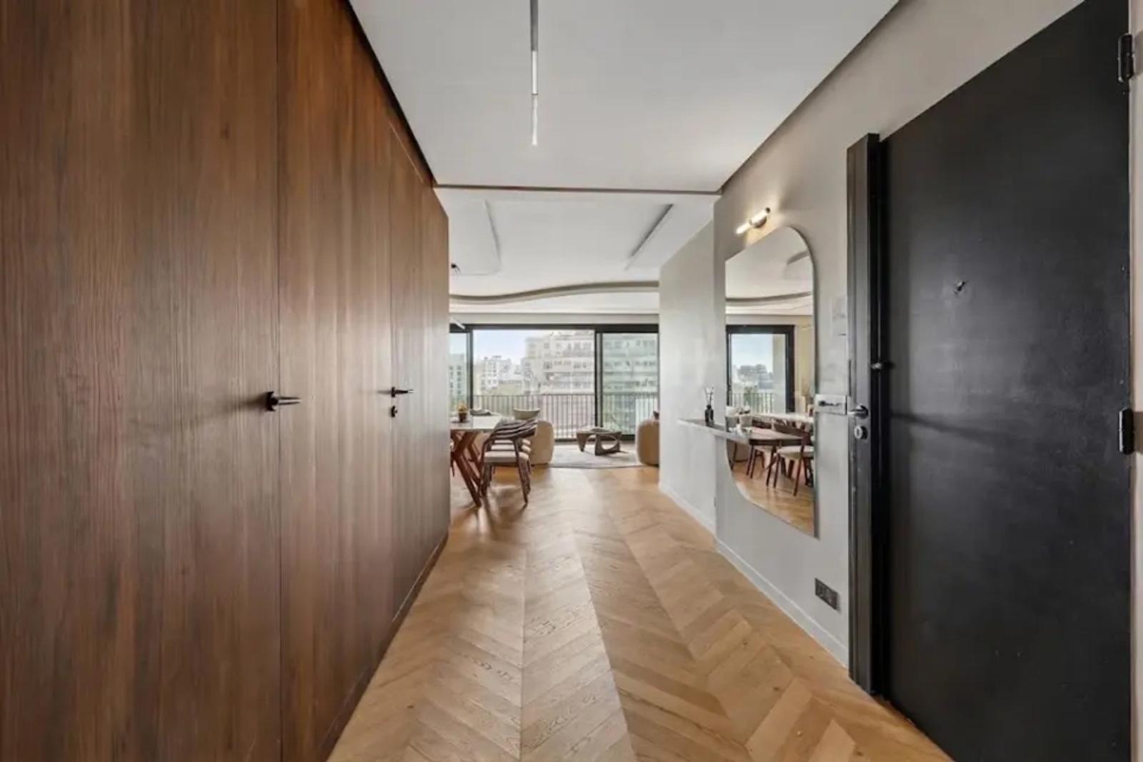 Entrée avec habillage en bois et parquet
