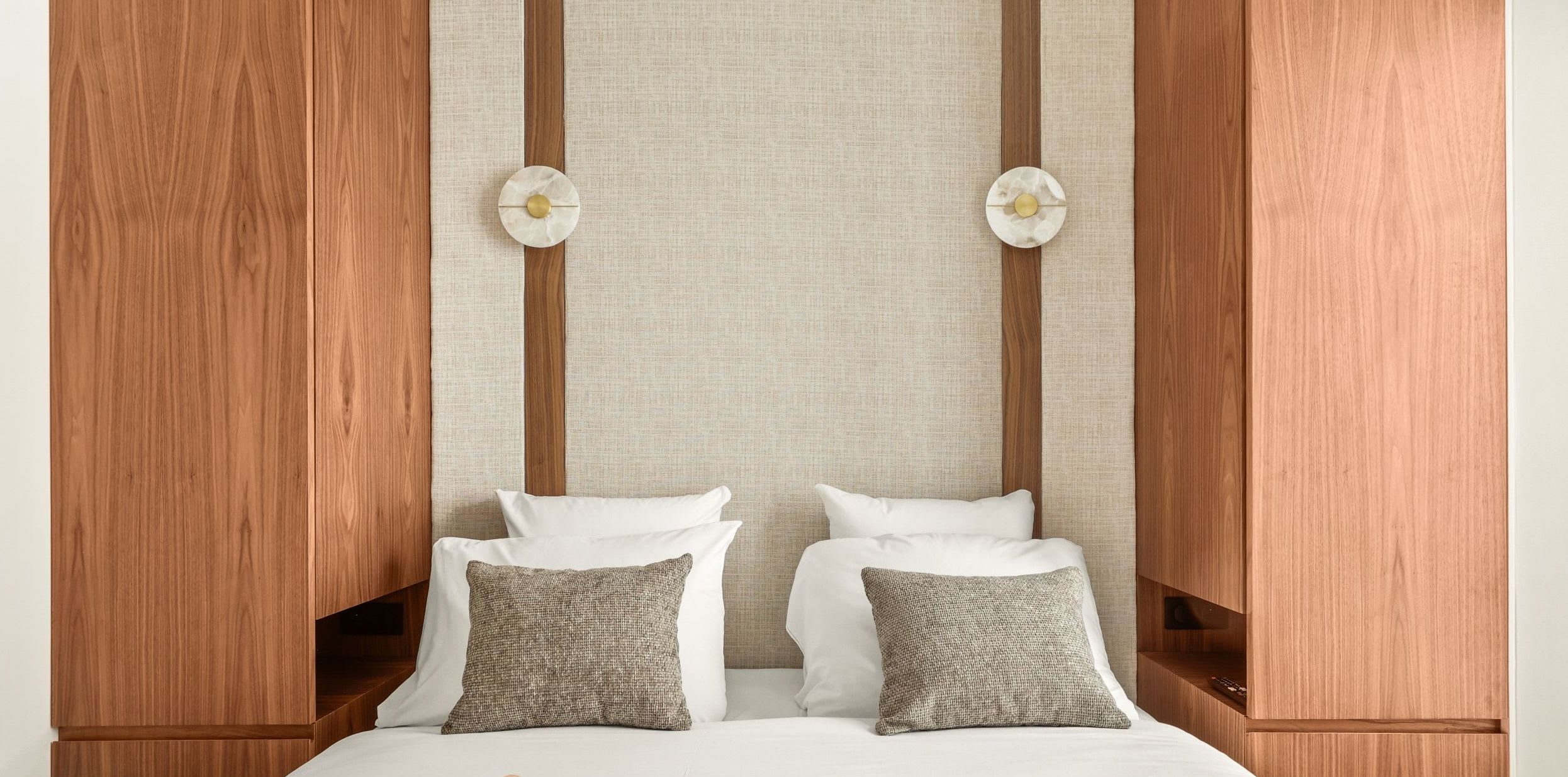 Appartement 2 chambres rénové et lumineux avec séjour à Saint-Germain-des-Prés.