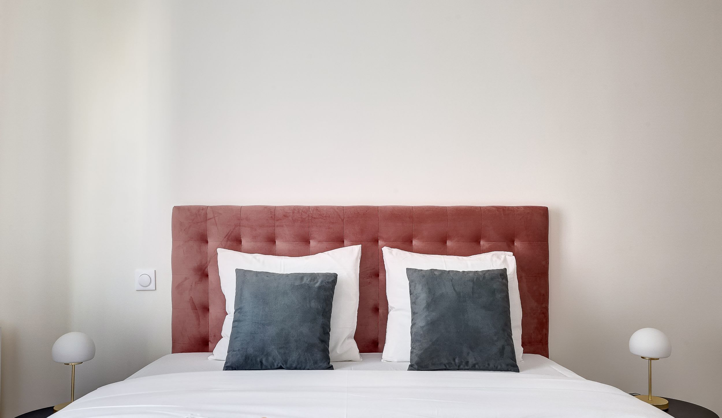 The bedroom features a comfortable 160 x 200 cm double bed and offers ample storage space for your belongings.