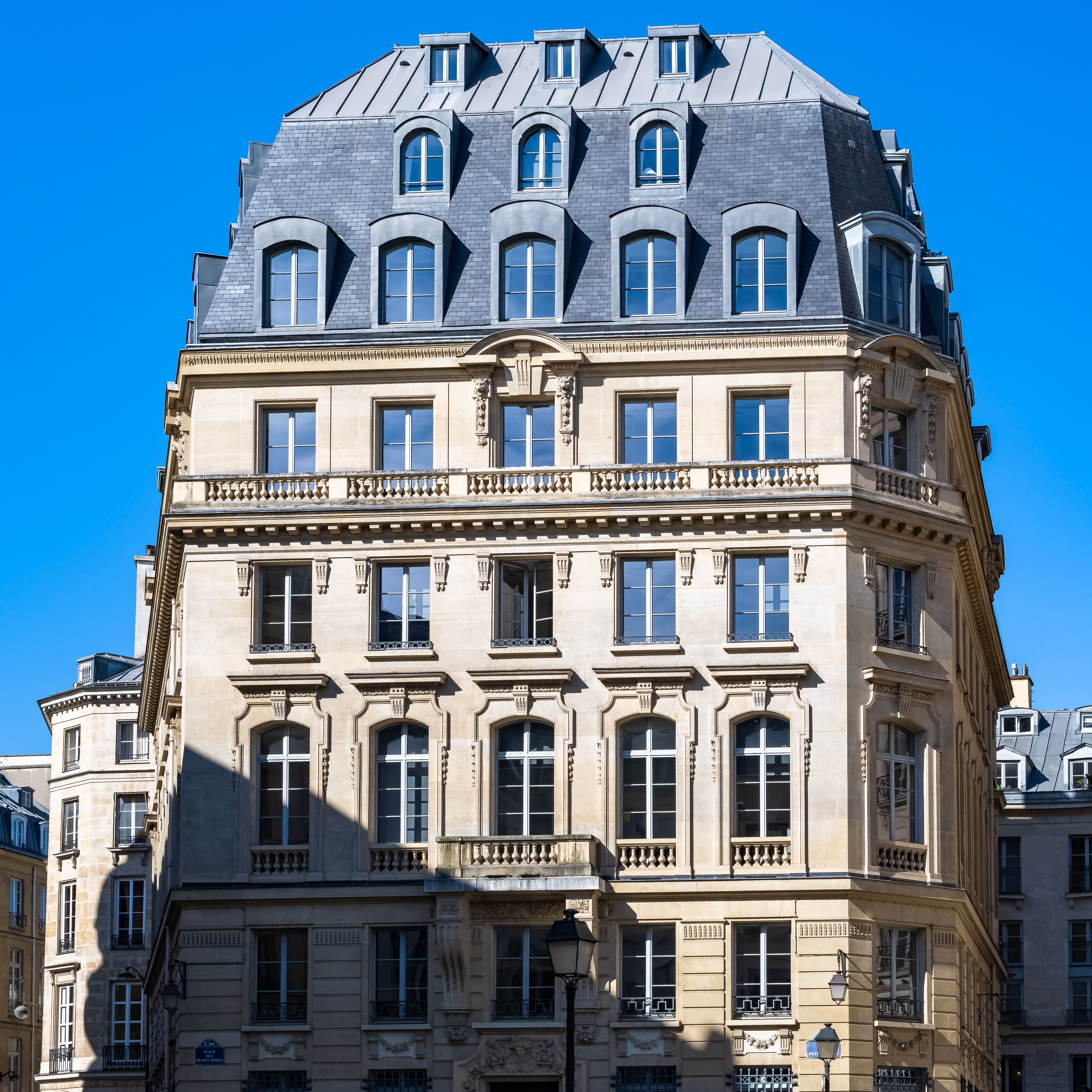 Quartiers parisiens pour familles américaines - rue résidentielle arborée de Neuilly-sur-Seine près des écoles