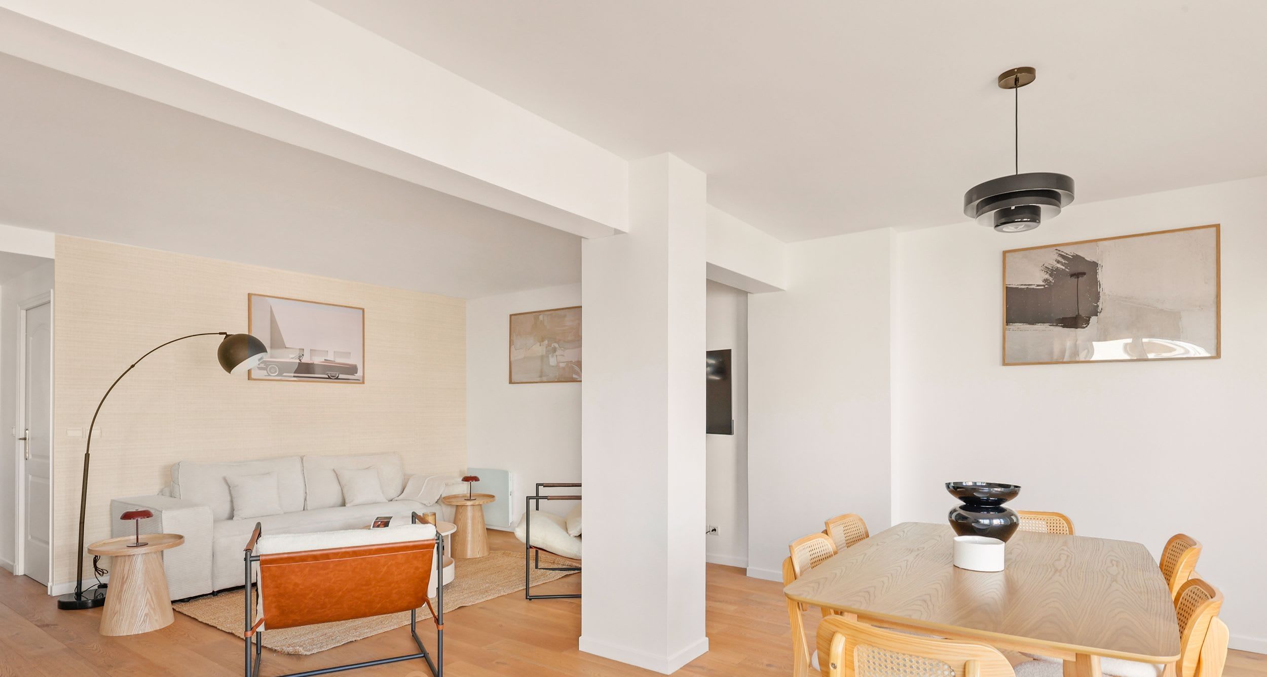 Séjour lumineux avec canapé en velours côtelé et table à manger dans un appartement deux chambres rénové rue Jean Bologne, Passy, Paris 16e
