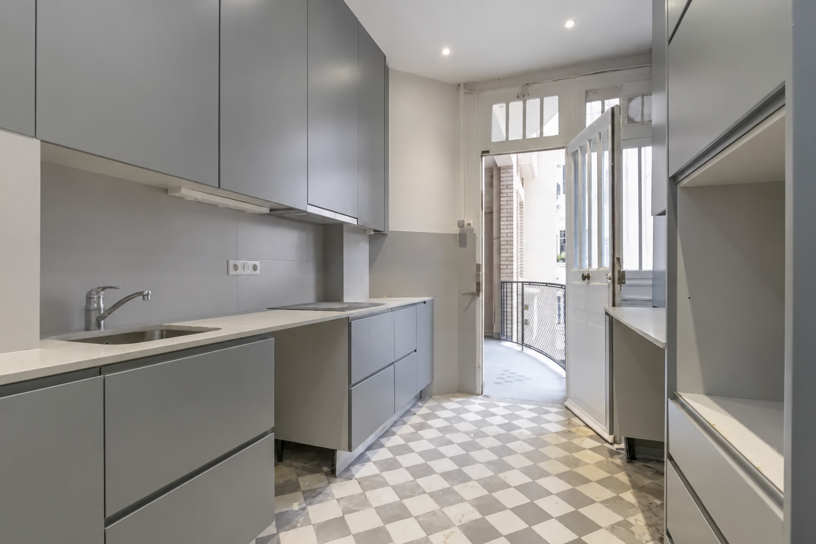 Cuisine moderne grise avec sol en damier