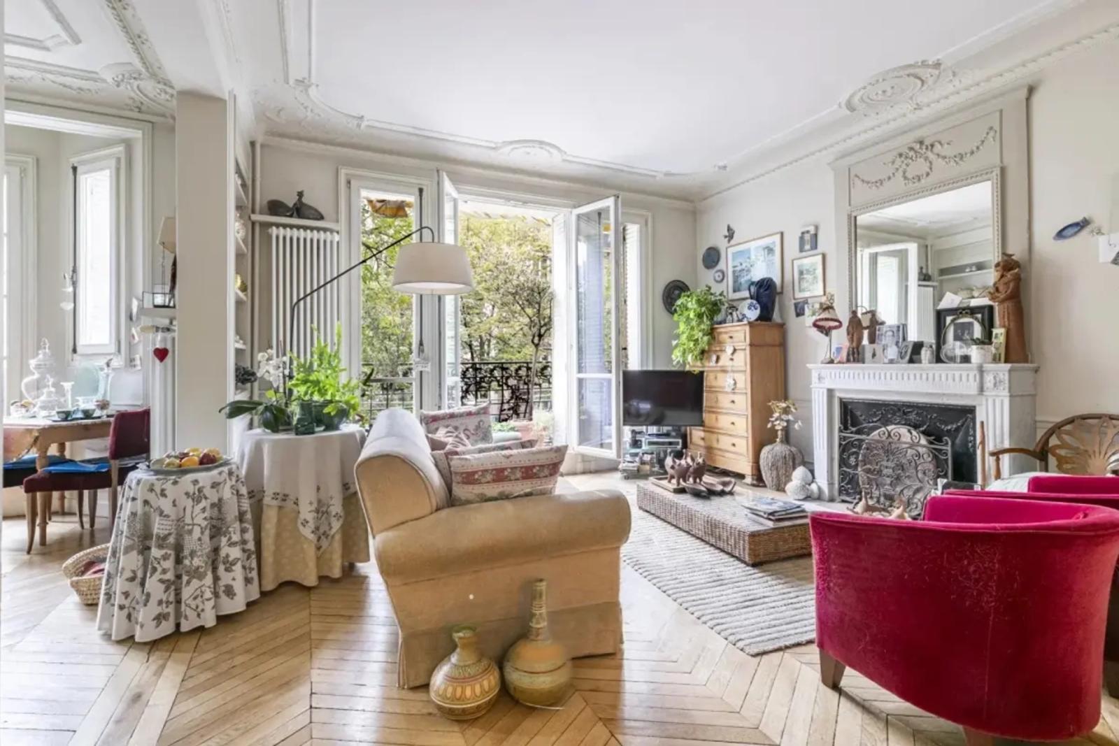 Salon haussmannien avec cheminée en marbre