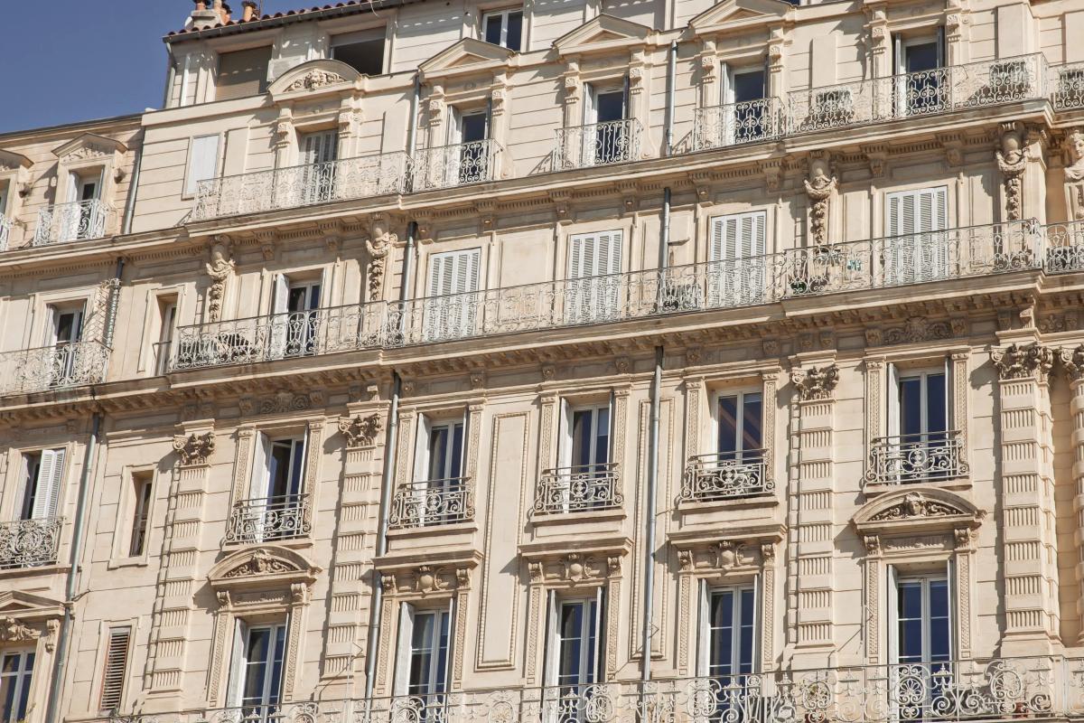Façade haussmannienne ornée avec élégants balcons en fer