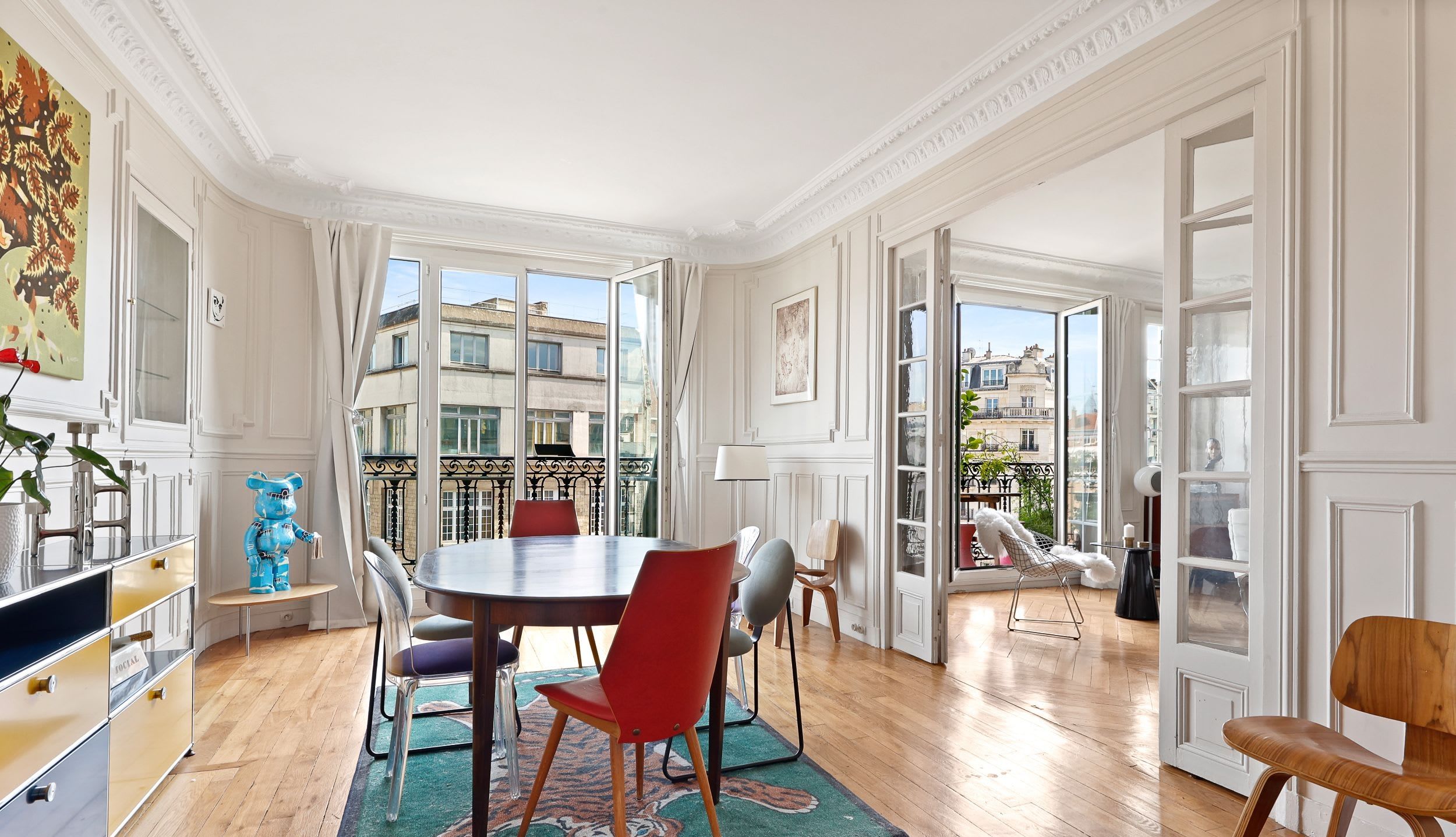 Une salle à manger lumineuse et conviviale, idéale pour partager de beaux moments autour d’un repas, avec accès direct au balcon.