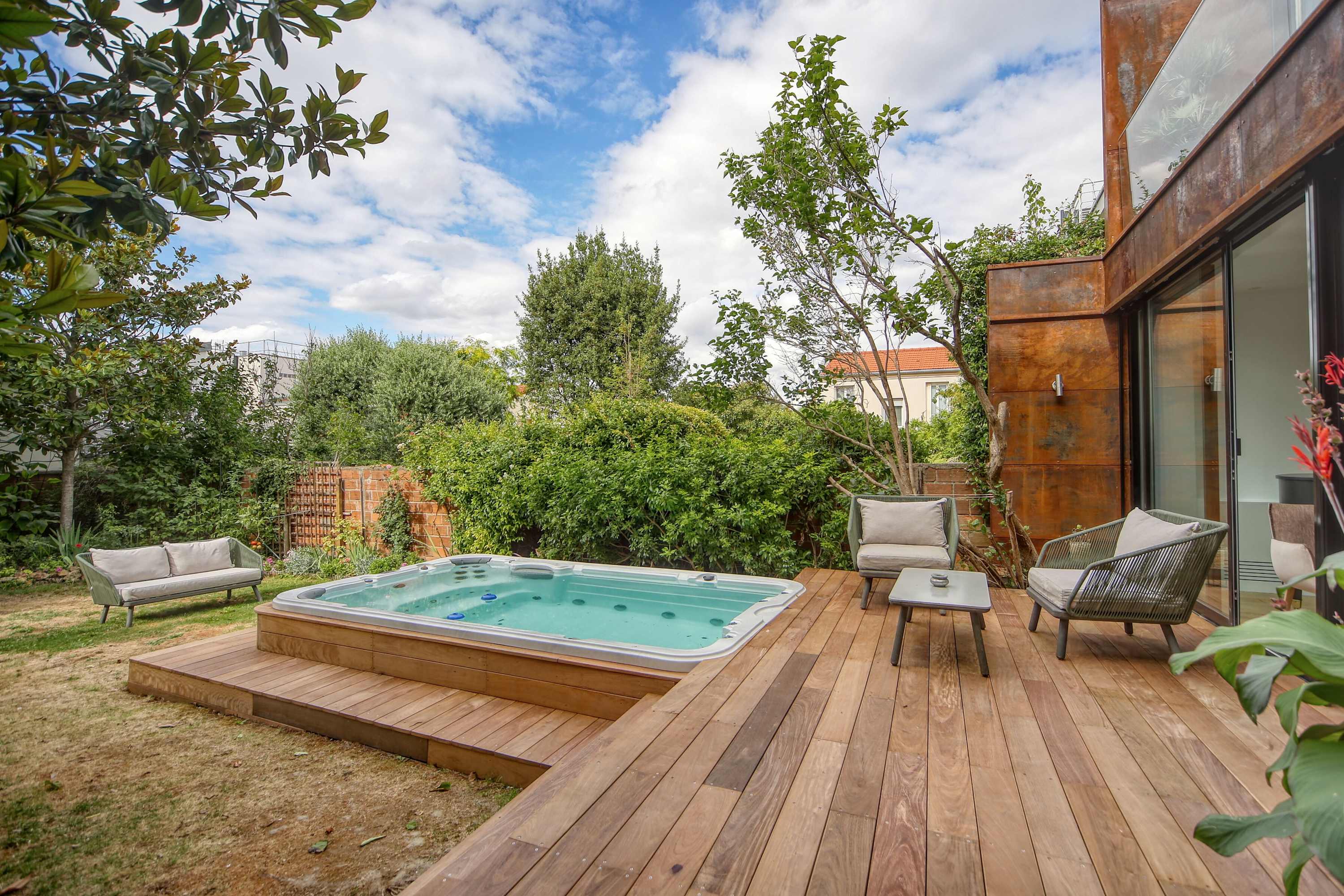 Villa d’architecte de 200 m² avec rooftop, piscine spa, salle de cinéma et jardin à Issy-les-Moulineaux près de Paris.