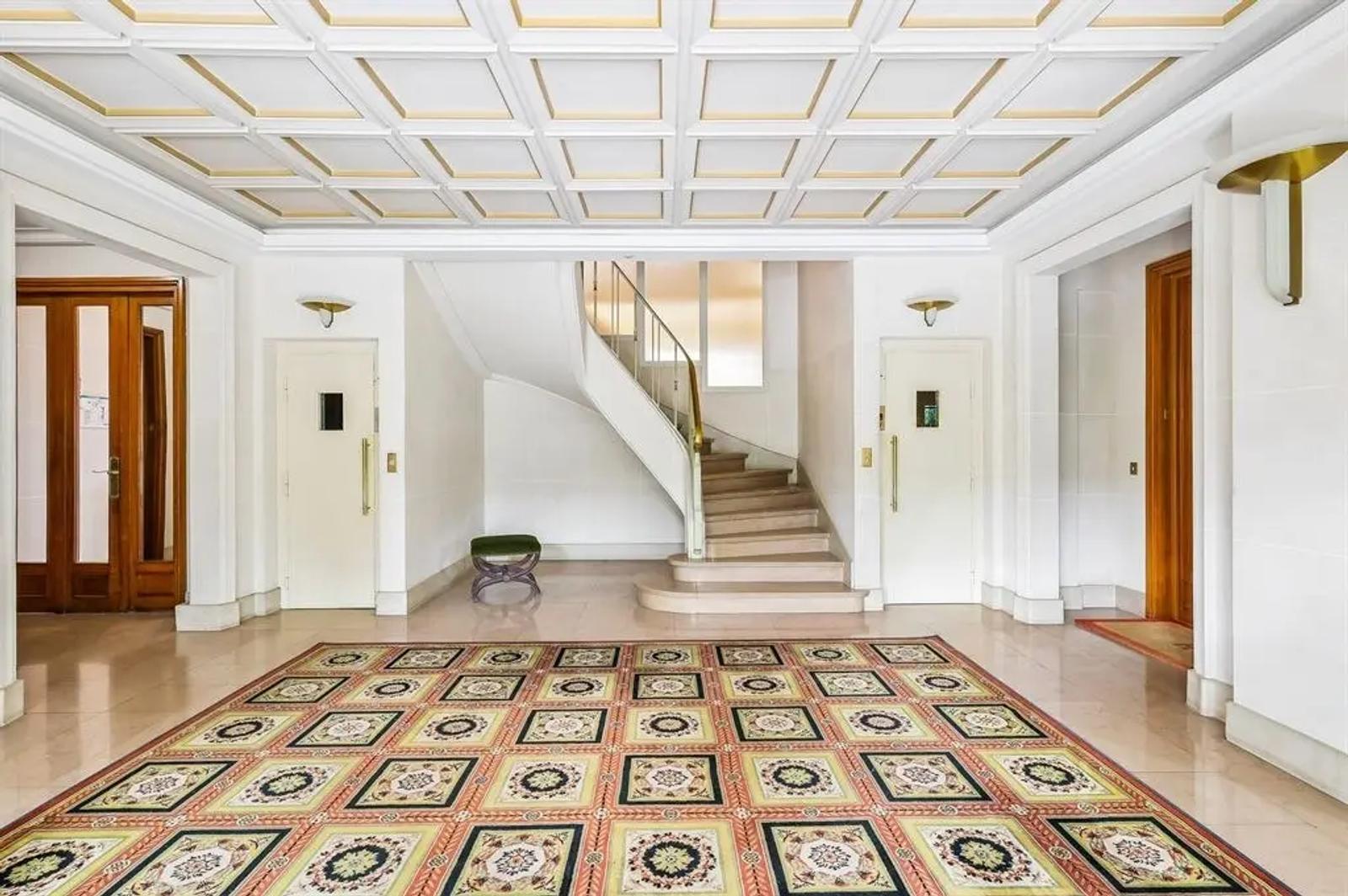 Hall avec plafond à caissons et escalier courbe