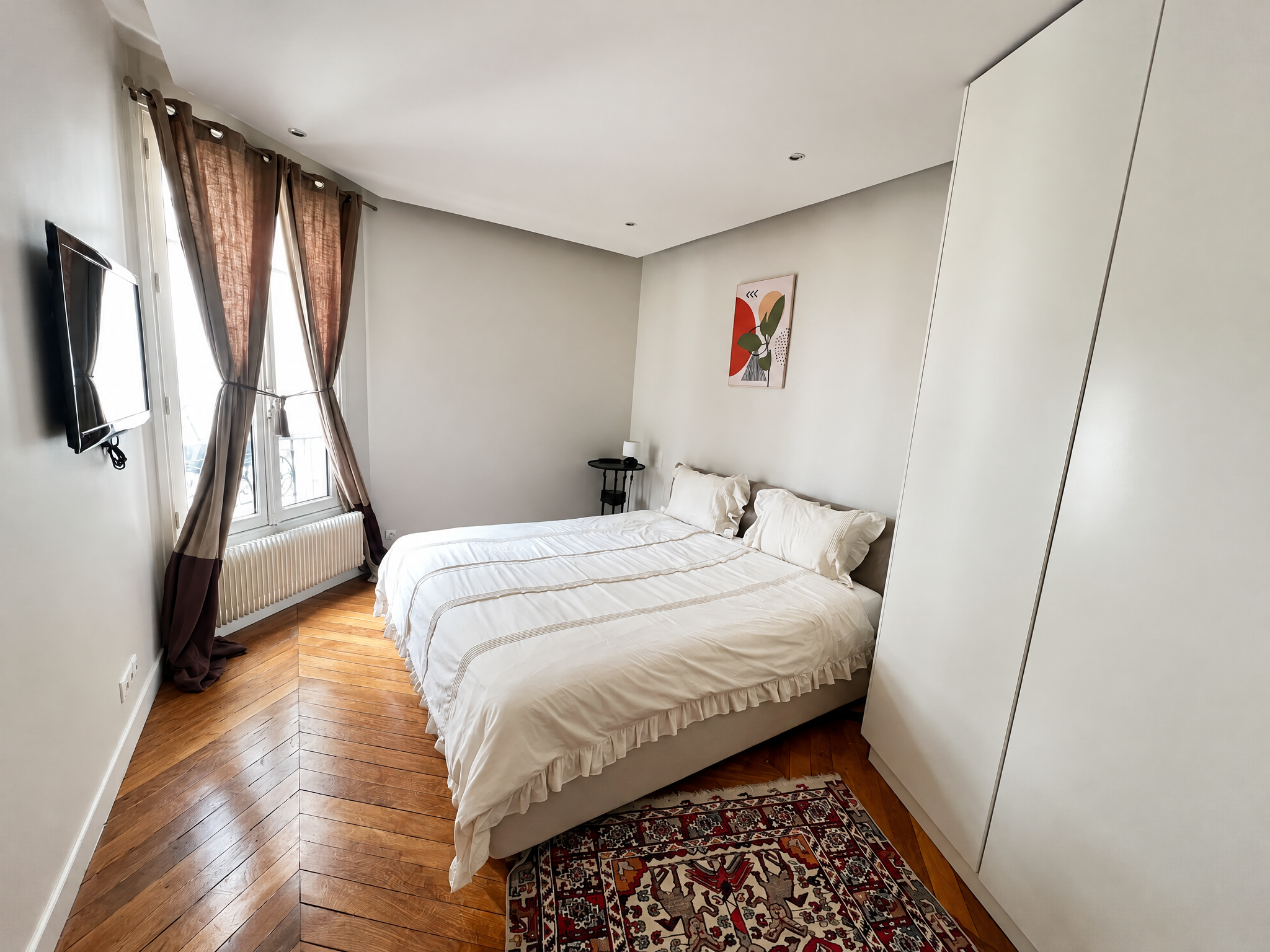 Elegant 2-bedroom apartment for rent rue Saint-Didier Chaillot Paris 16e, bright living room with mouldings, point de Hongrie parquet and semi-open kitchen