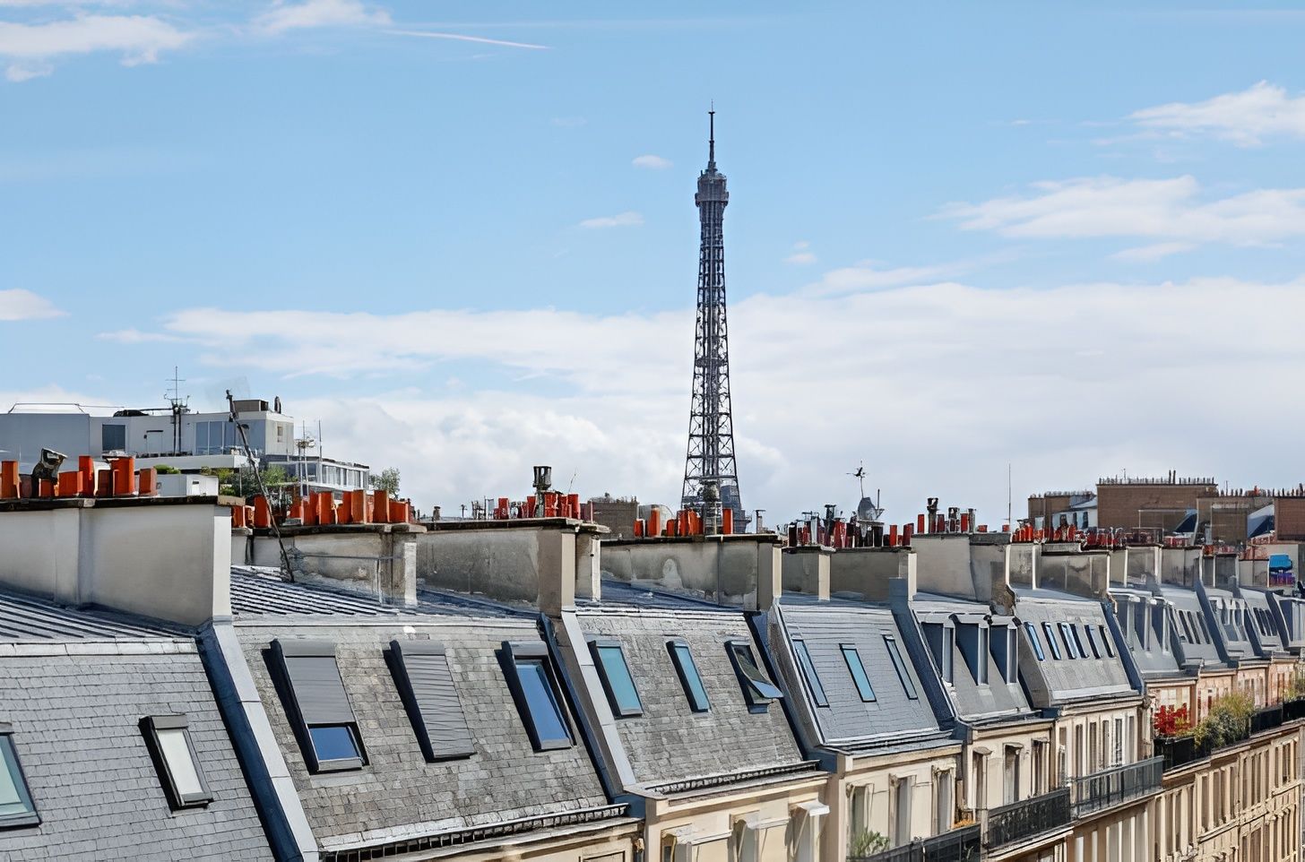 Appartement 2 pièces meublé élégant aux Batignolles Paris 17e, salon lumineux sous combles avec fenêtres parisiennes