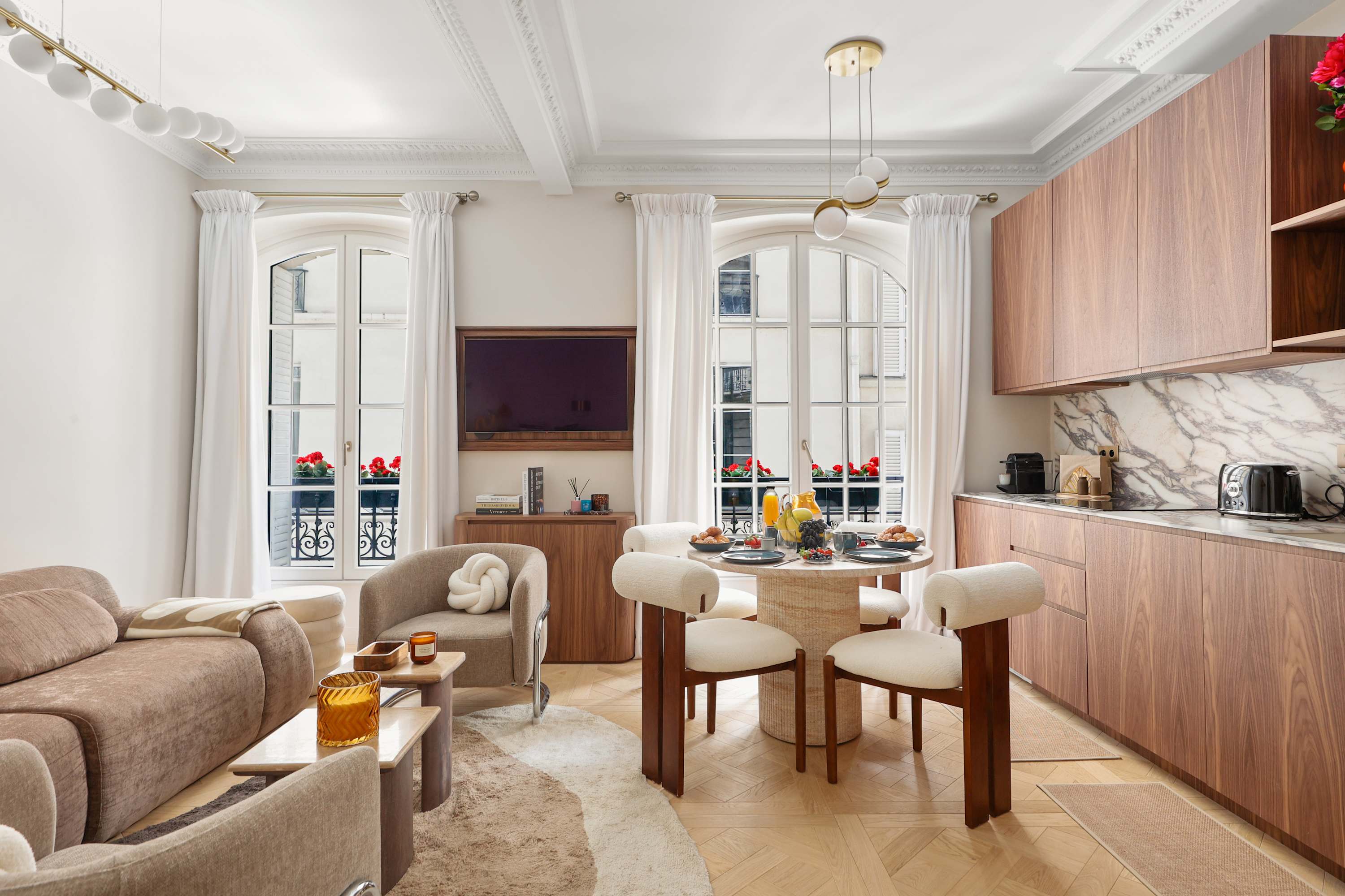 Appartement de luxe signé architecte face au Bon Marché, Paris 6e, salon lumineux avec parquet de Versailles et menuiseries sur-mesure