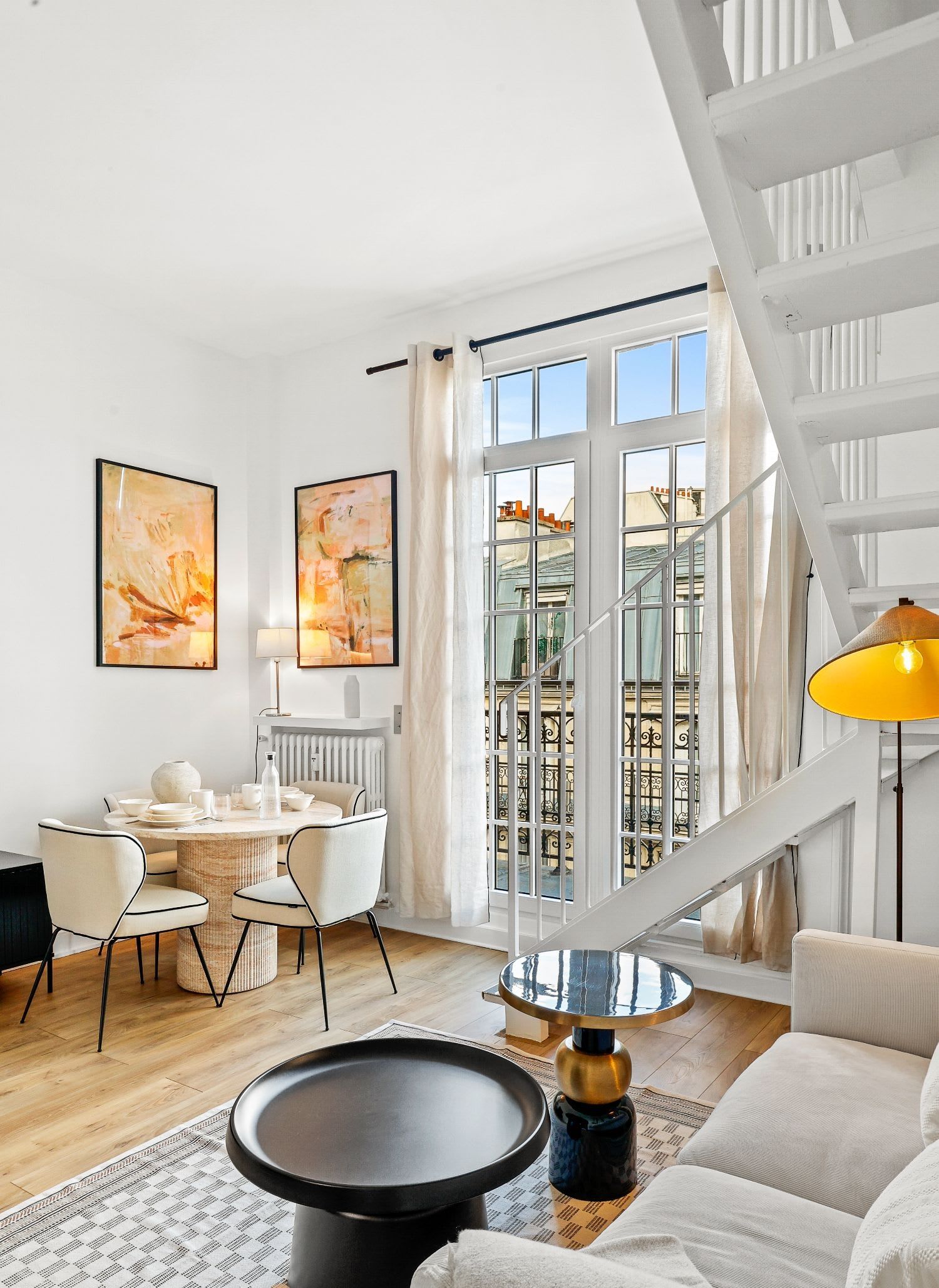 Duplex de luxe Paris 16e, séjour double hauteur avec balcon en fer forgé et vue Tour Eiffel, location meublée moyenne durée