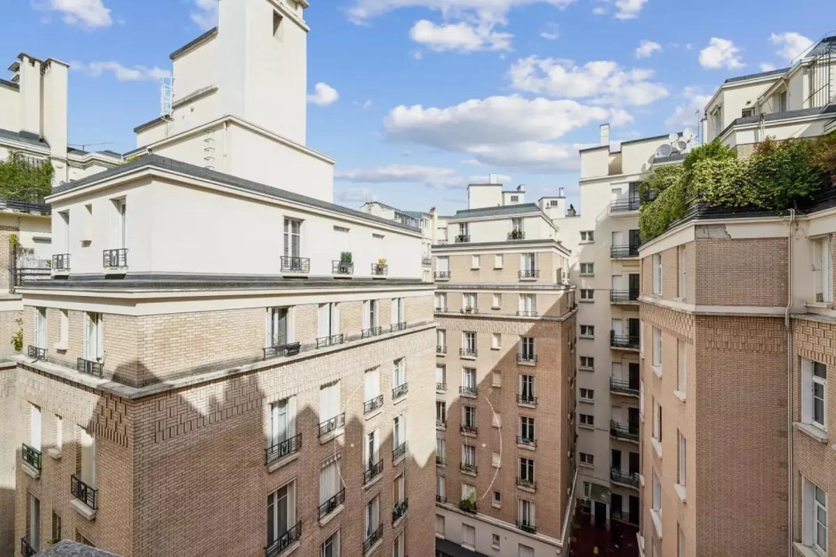 Vue dégagée sur cour de l'immeuble Vauban à Paris 7