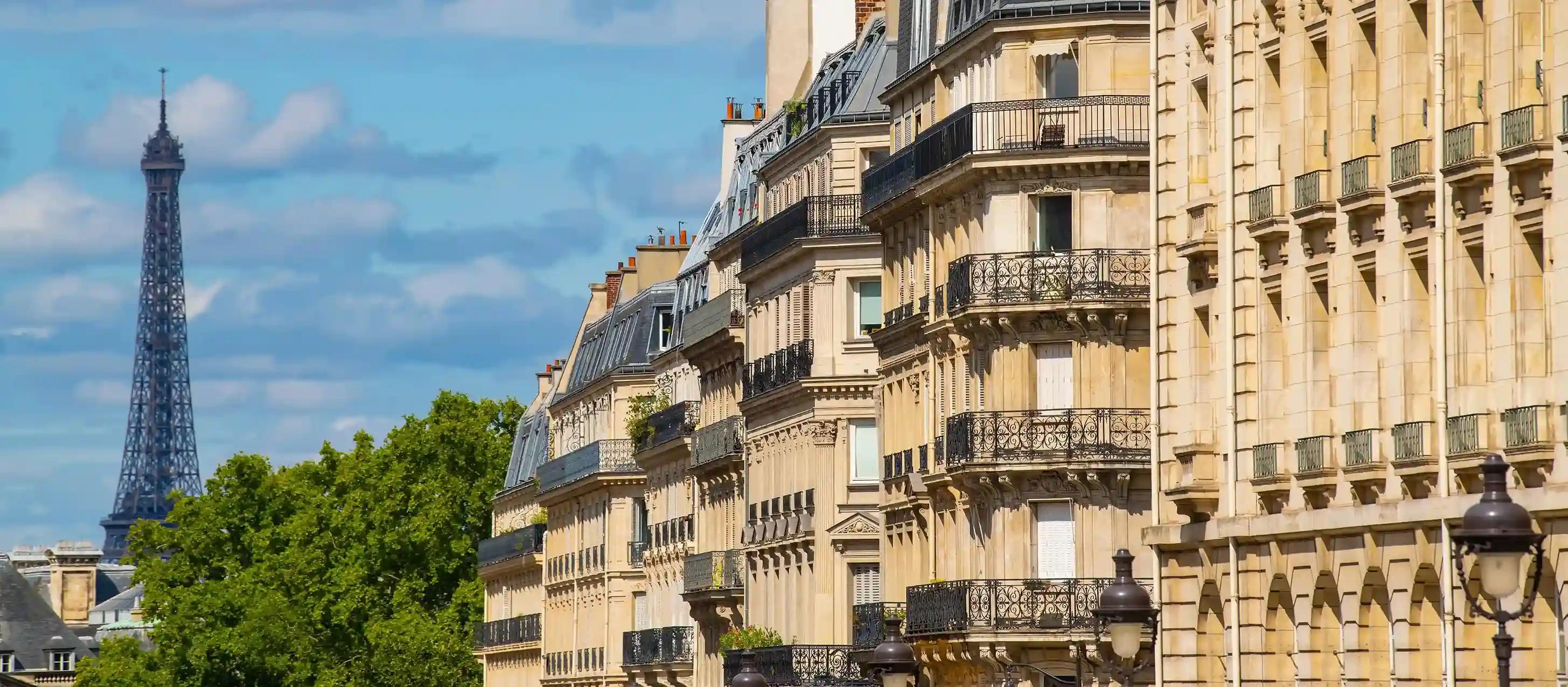 Vue sur la tour Eiffel entre des immeubles parisiens