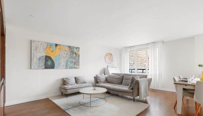 A bright and welcoming living area, perfect for relaxing and unwinding after a day of exploring.