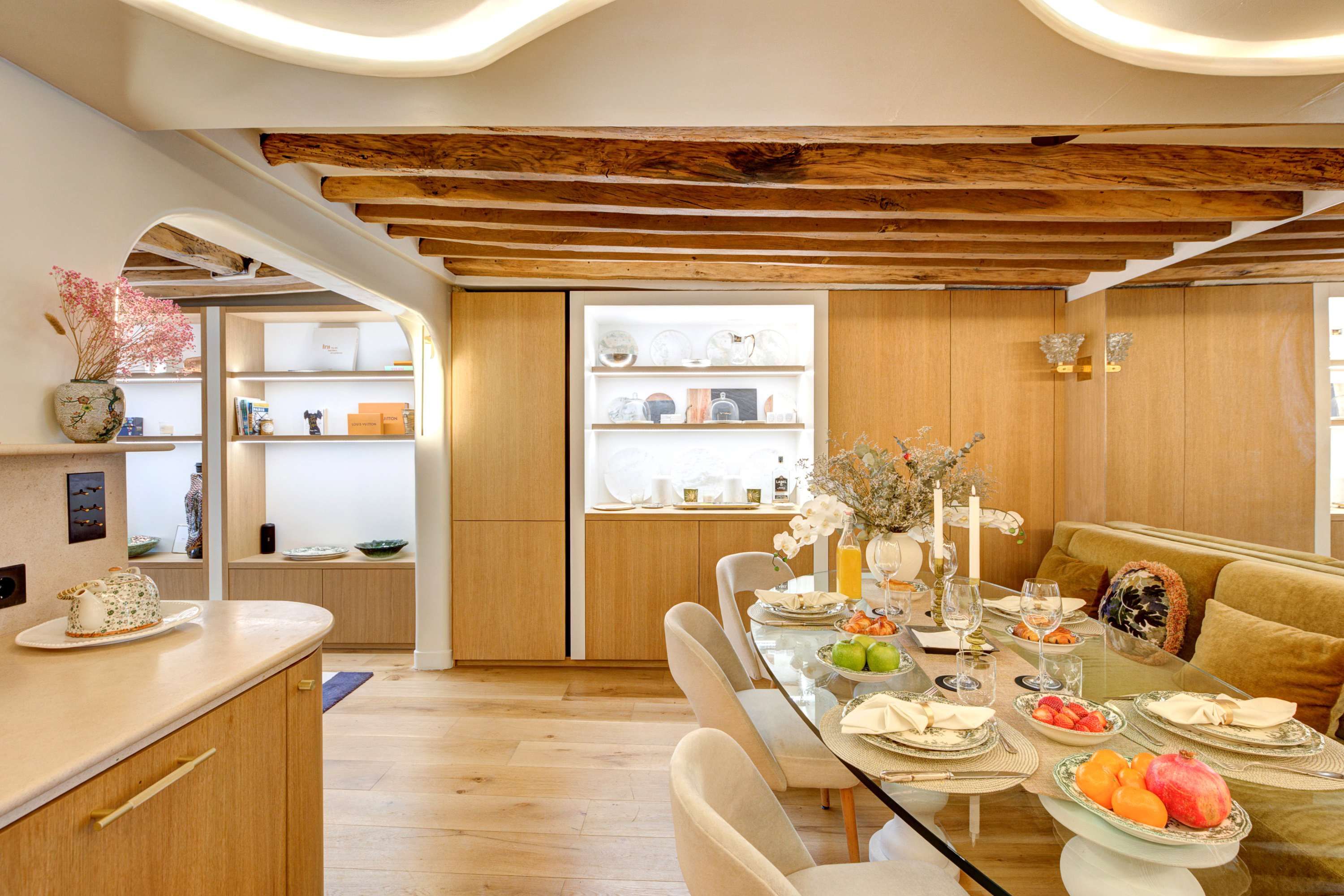 An inviting and elegant dining room, perfect for enjoying a cozy meal or a refined dinner with family or friends.