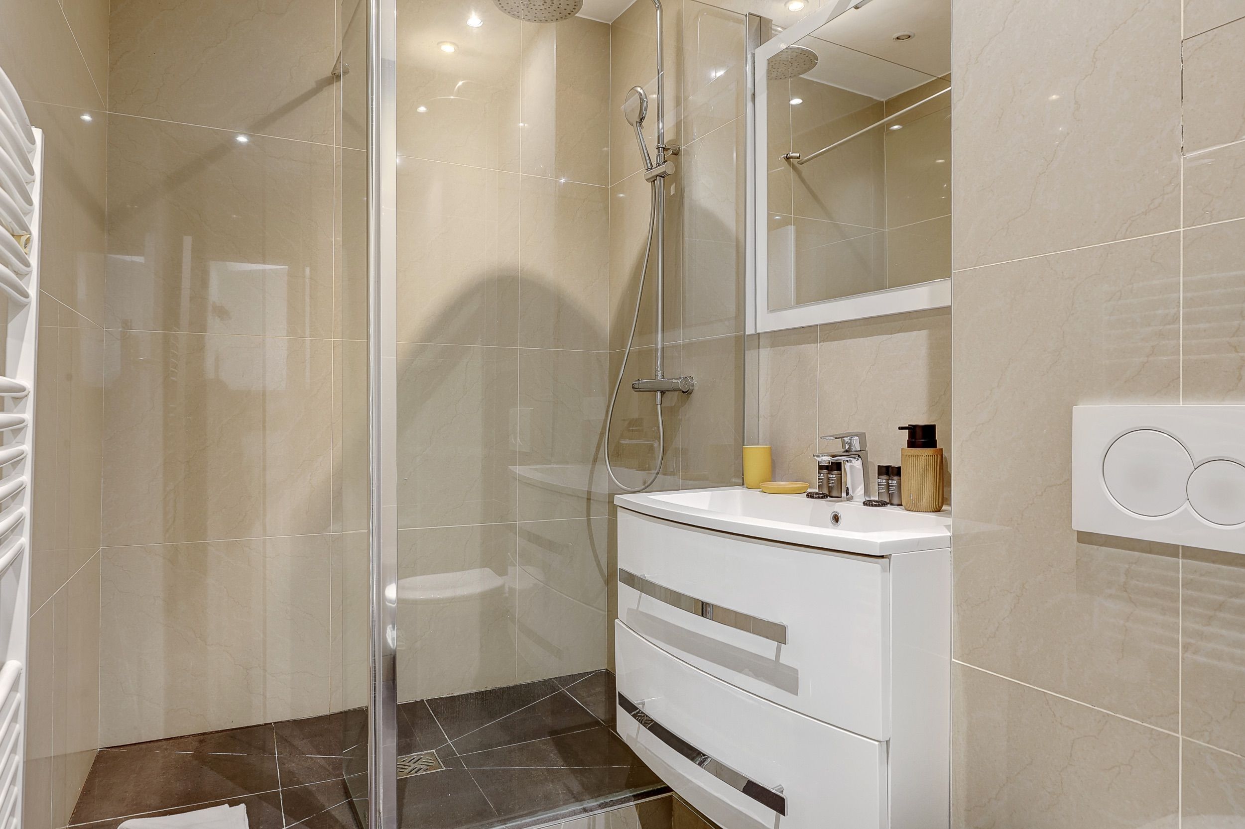 21 Rue des Messageries-bathroom-1