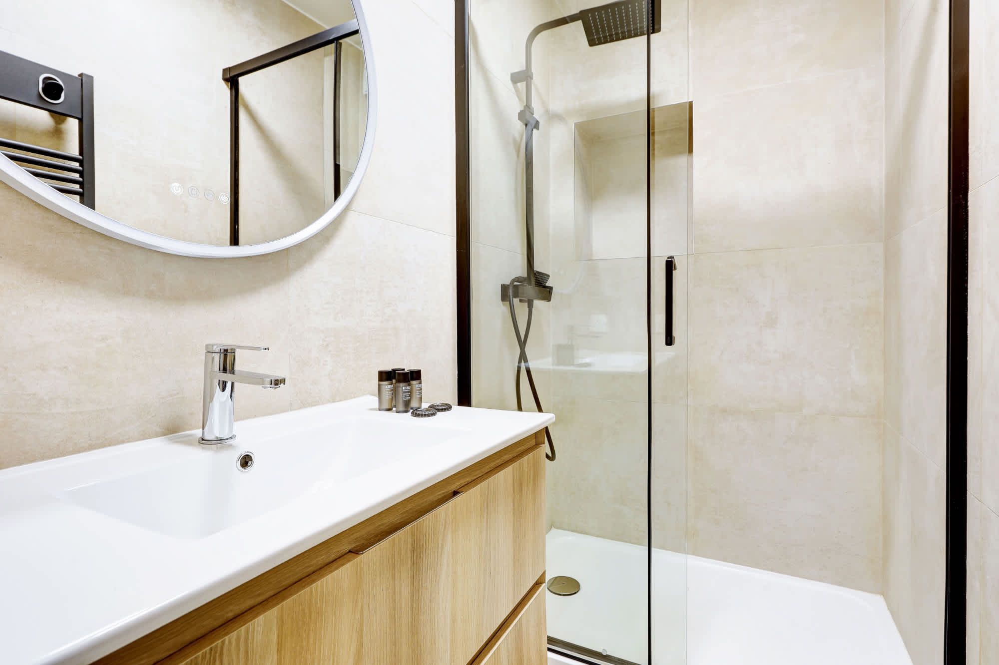 Appartement meublé rénové de 55 m² rue des Tournelles Paris 4e, canapé-lit et coin repas dans un intérieur lumineux du Marais