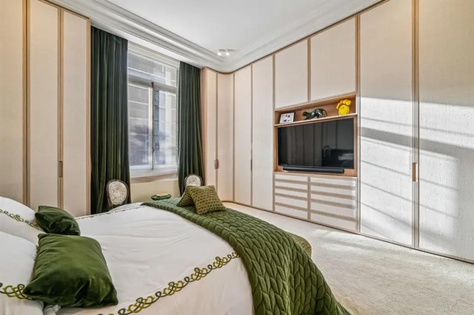 Chambre élégante avec placards sur mesure et télévision