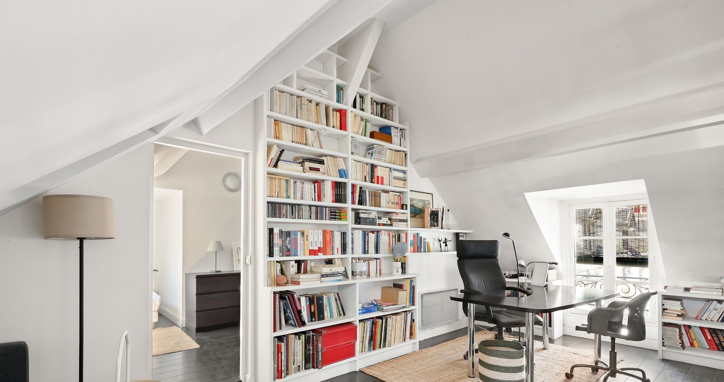 Charmant appartement 2 pièces meublé rue Daguerre Paris 14e, pièce de vie lumineuse au dernier étage avec fenêtres de toit et cuisine ouverte
