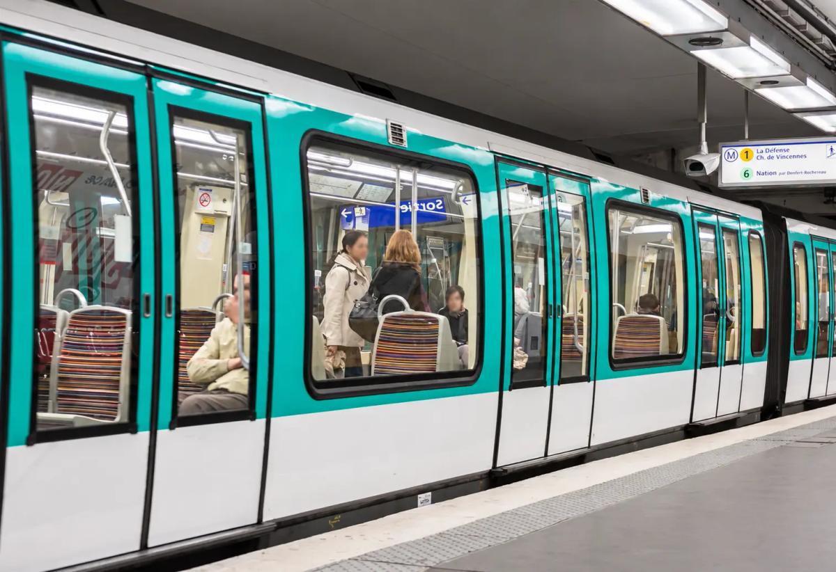 Rame de métro dans une station parisienne en France