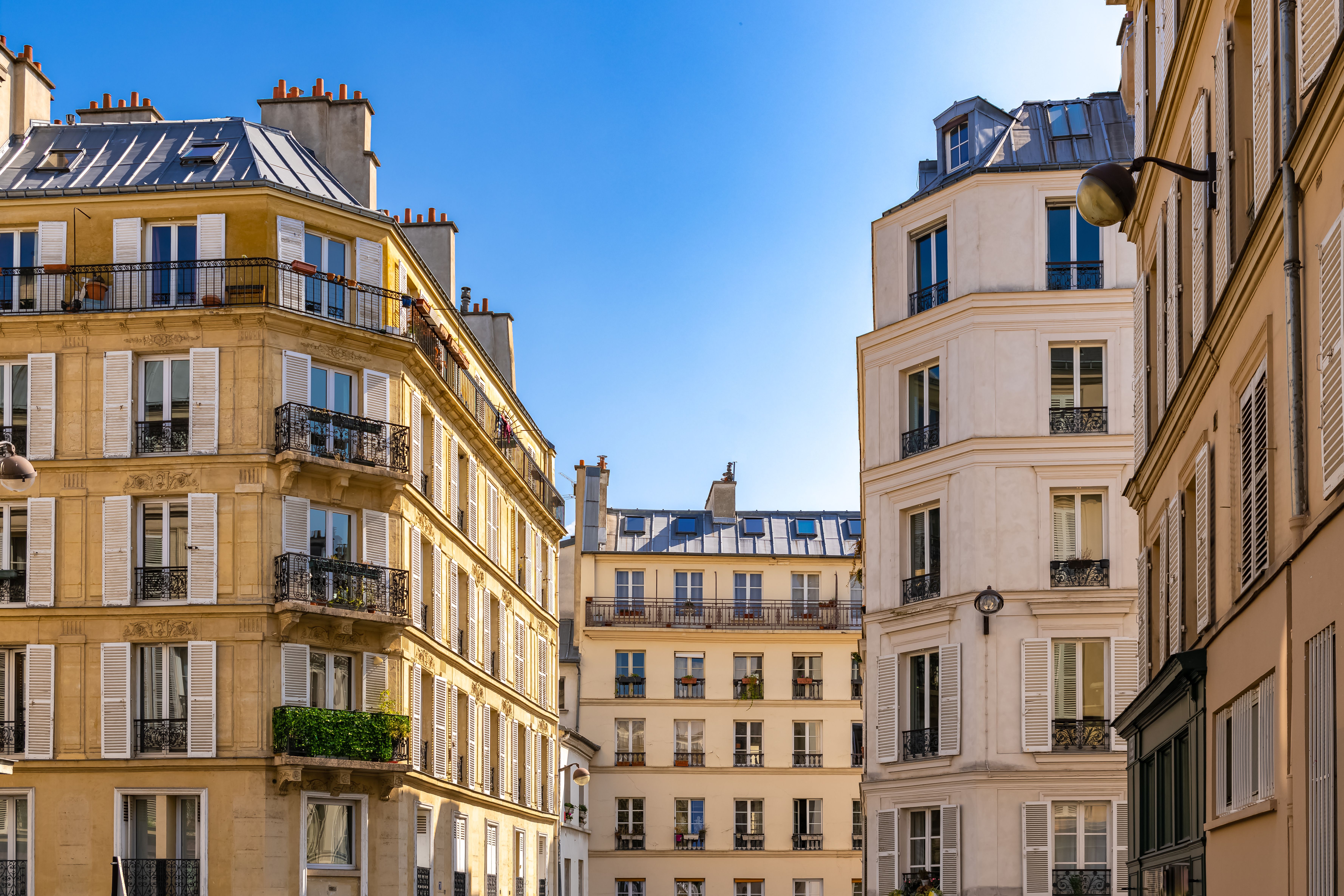 Property hunter Paris legal protection