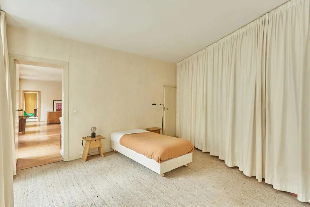 Chambre épurée avec rideaux du sol au plafond