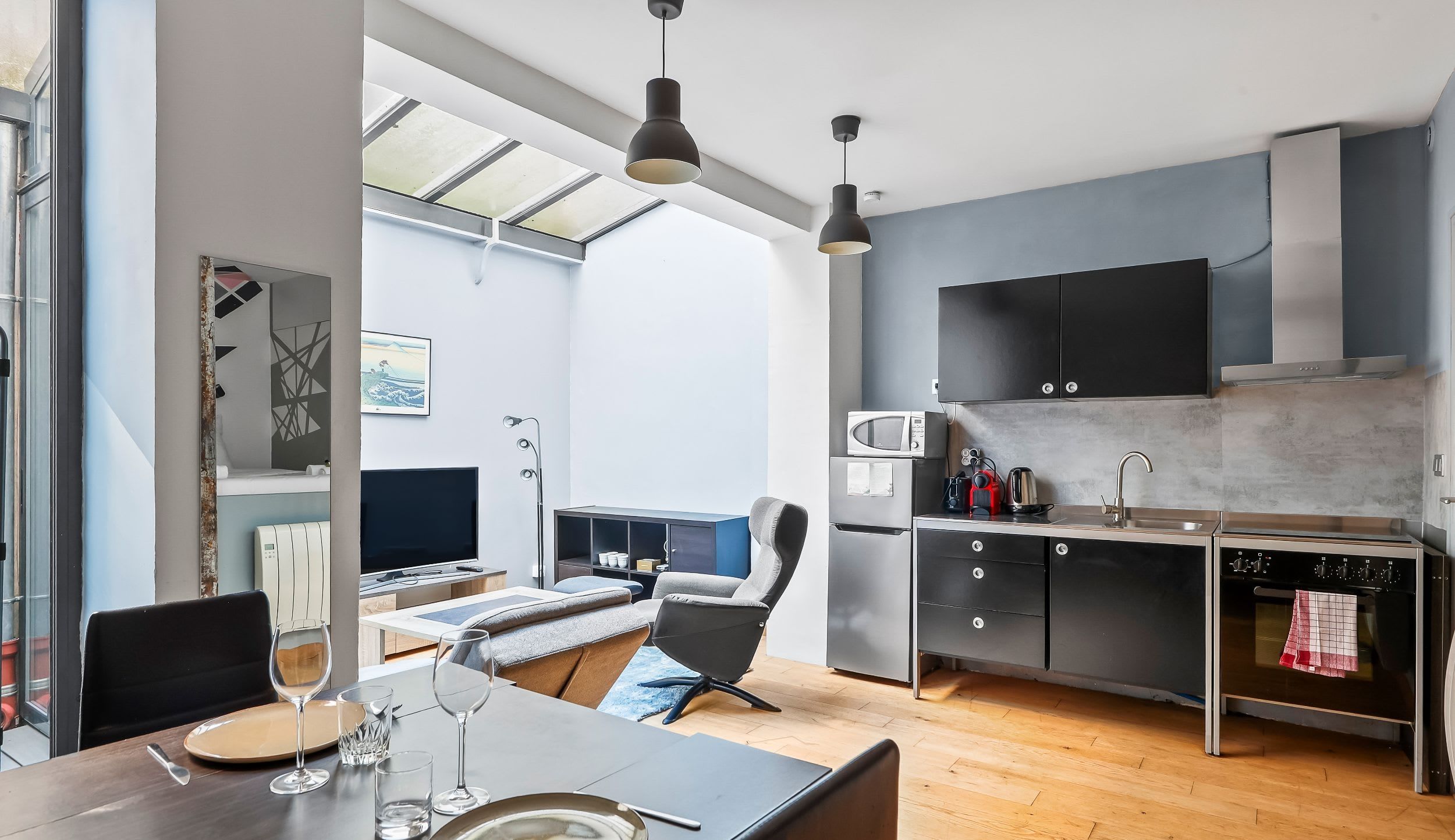 Séjour avec canapé confortable et TV connectée