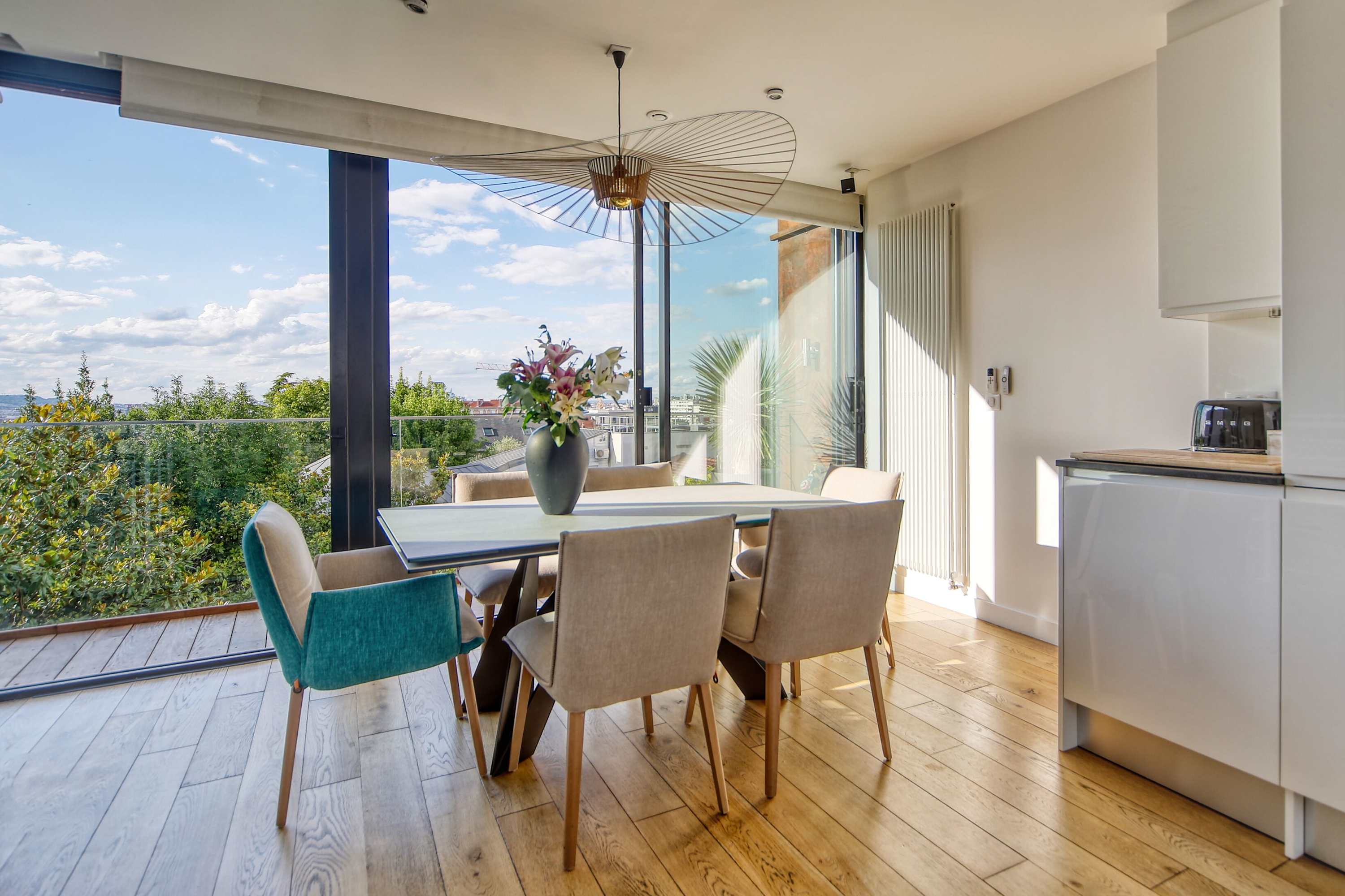 Villa d’architecte de 200 m² avec rooftop, piscine spa, salle de cinéma et jardin à Issy-les-Moulineaux près de Paris.