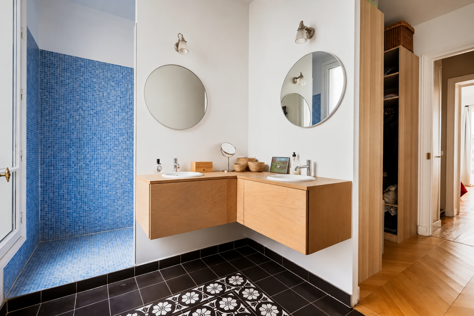 Salle d'eau avec carrelage bleu et double vasque